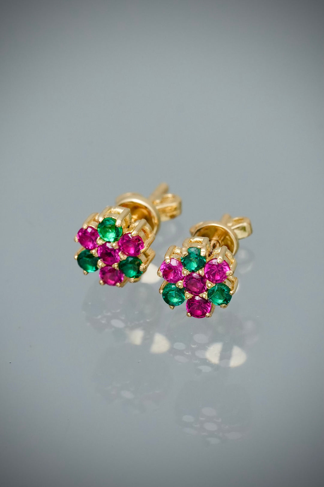 Topos flor con swarovski fucsia y verde 2.1gr / Largo 0.6cm — Oro Amarillo