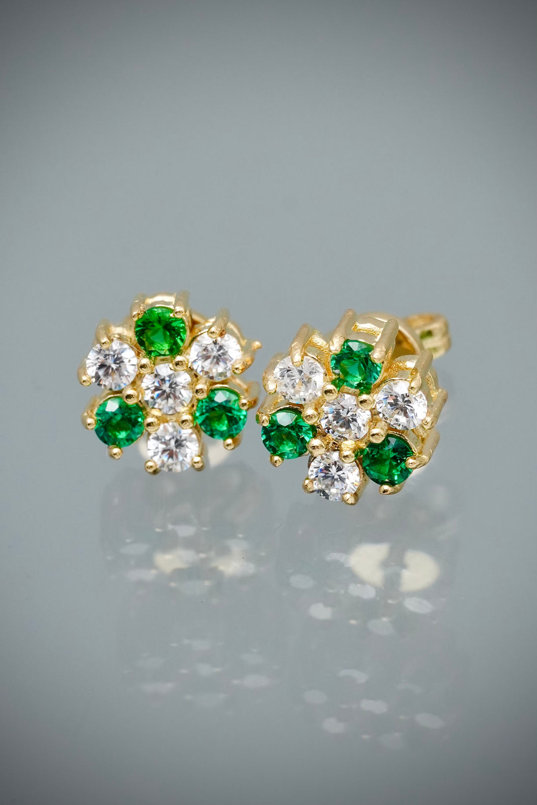 Topos flor con swarovski verde y blanco 4.95gr / Largo 0.8cm — Oro Amarillo