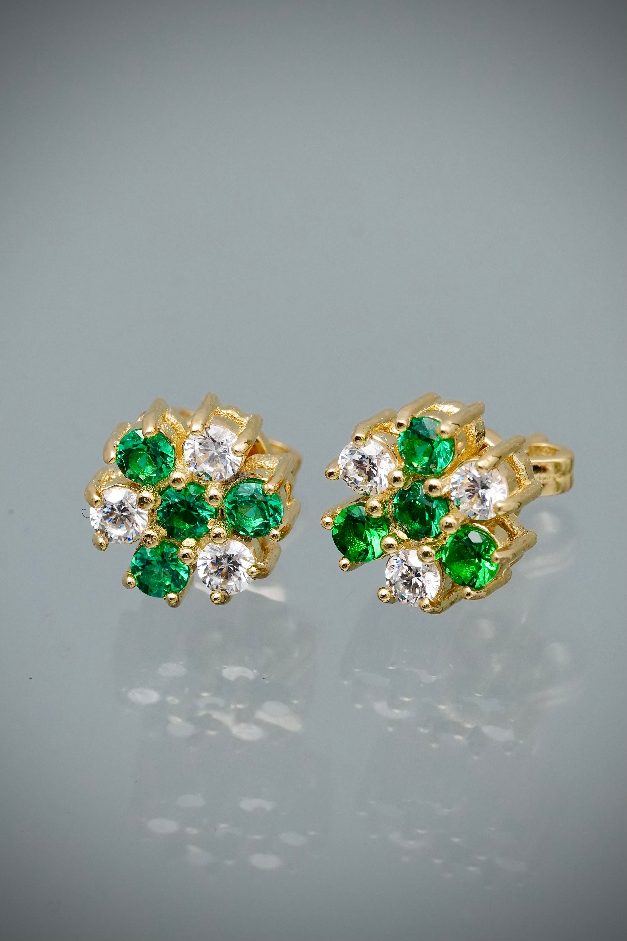 Topos flor con swarovski verde y blanco 4.95gr / Largo 0.8cm — Oro Amarillo