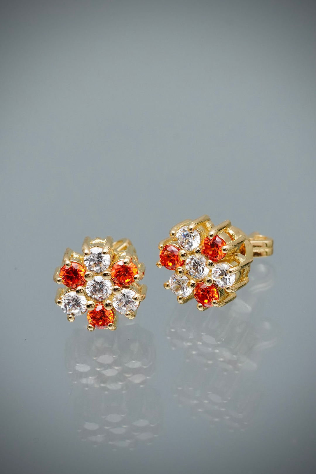 Topos flor con swarovski naranja y blanco 4.95gr / Largo 0.8cm — Oro Amarillo
