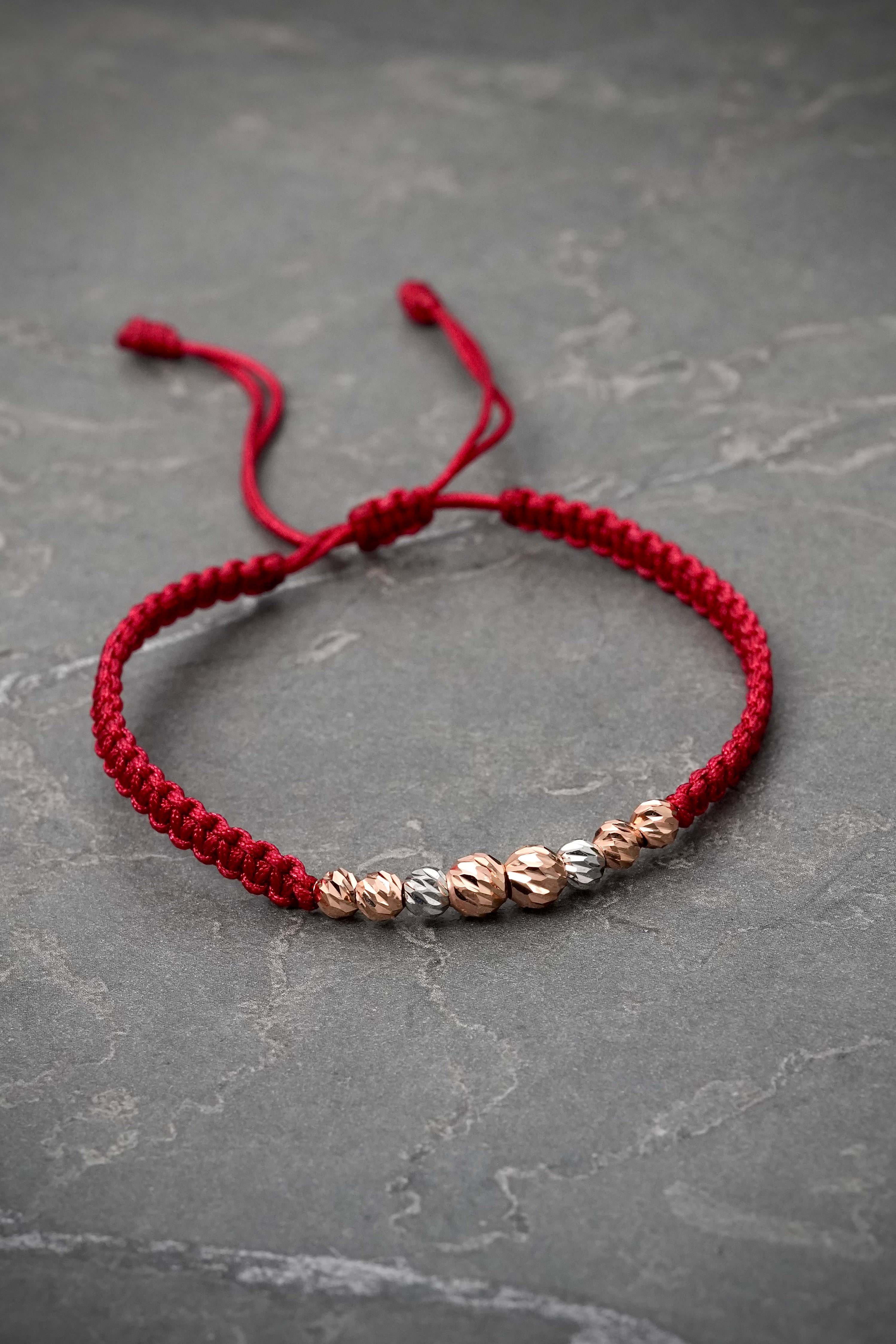 Pulsera en hilo vino tinto con bolas diamantadas 0.75gr / Dos Oros (Joya) M