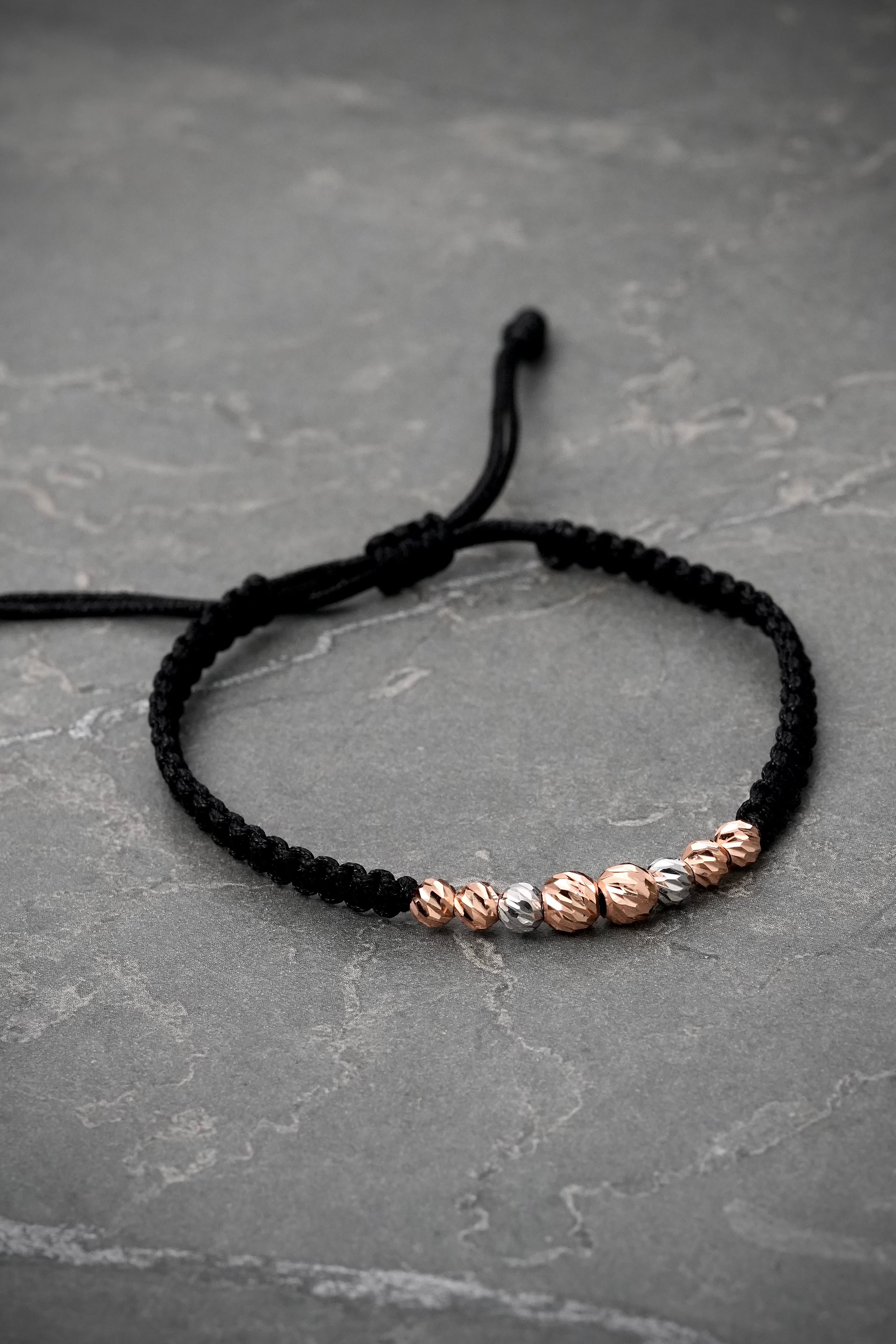 Pulsera en hilo negro con bolas diamantadas 0.75gr / Dos Oros (Joya) M