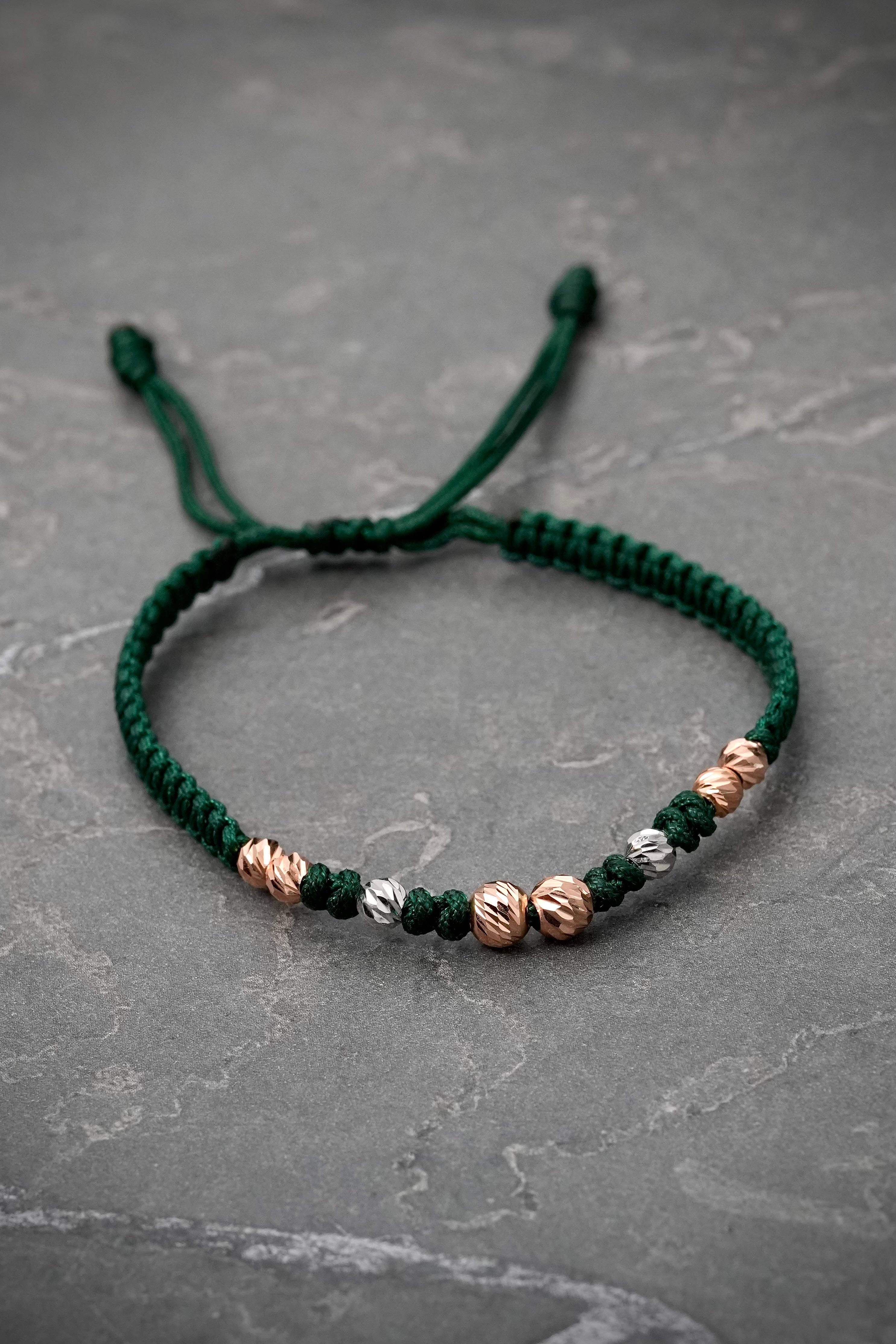 Pulsera en hilo verde con bolas diamantadas 0.75gr / Dos Oros (Joya) M