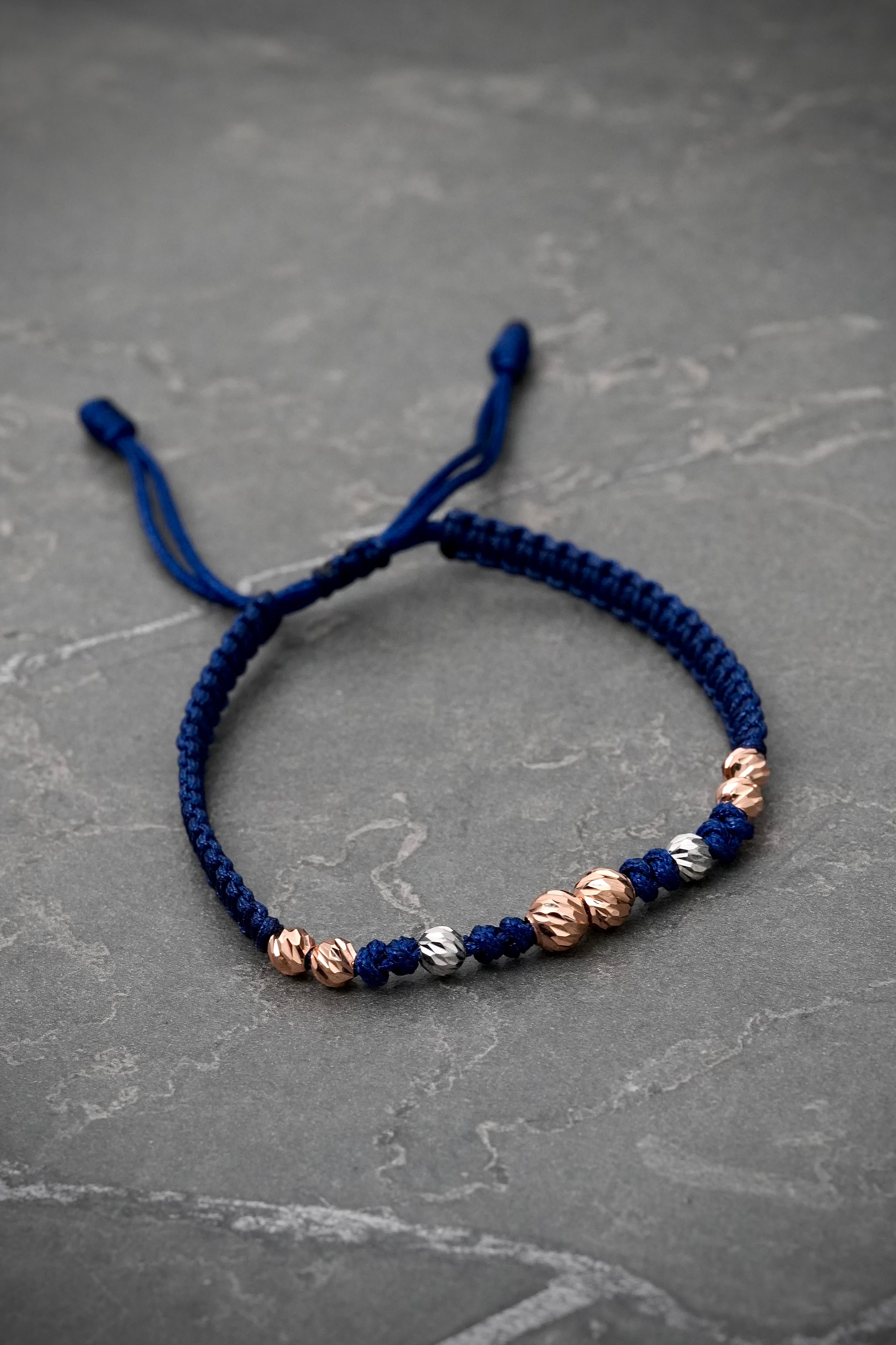 Pulsera en hilo azul con bolas diamantadas 0.75gr / Dos Oros (Joya) M