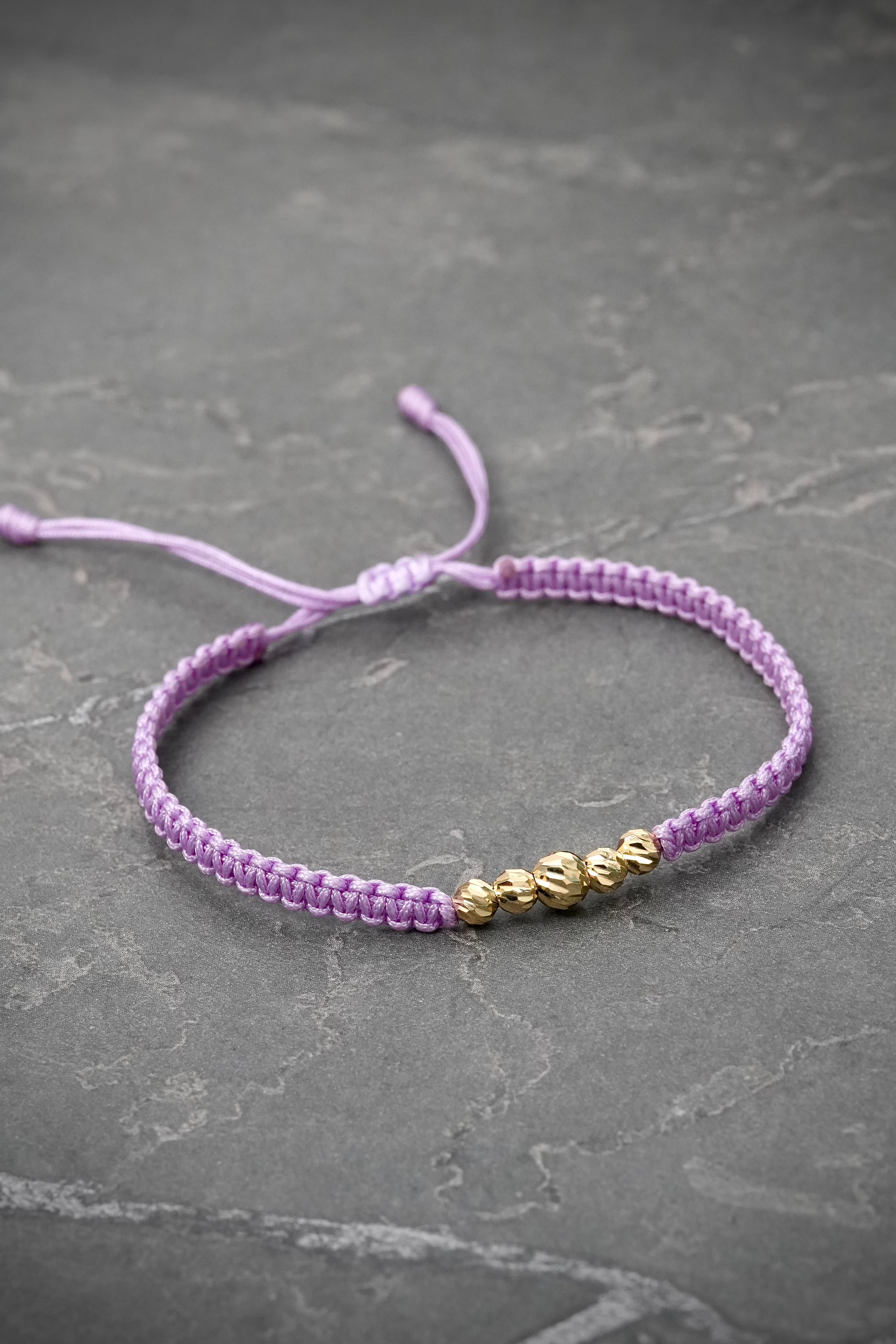 Pulsera en hilo morado con bolas diamantadas 0.45gr / Oro Amarillo (Joya) M