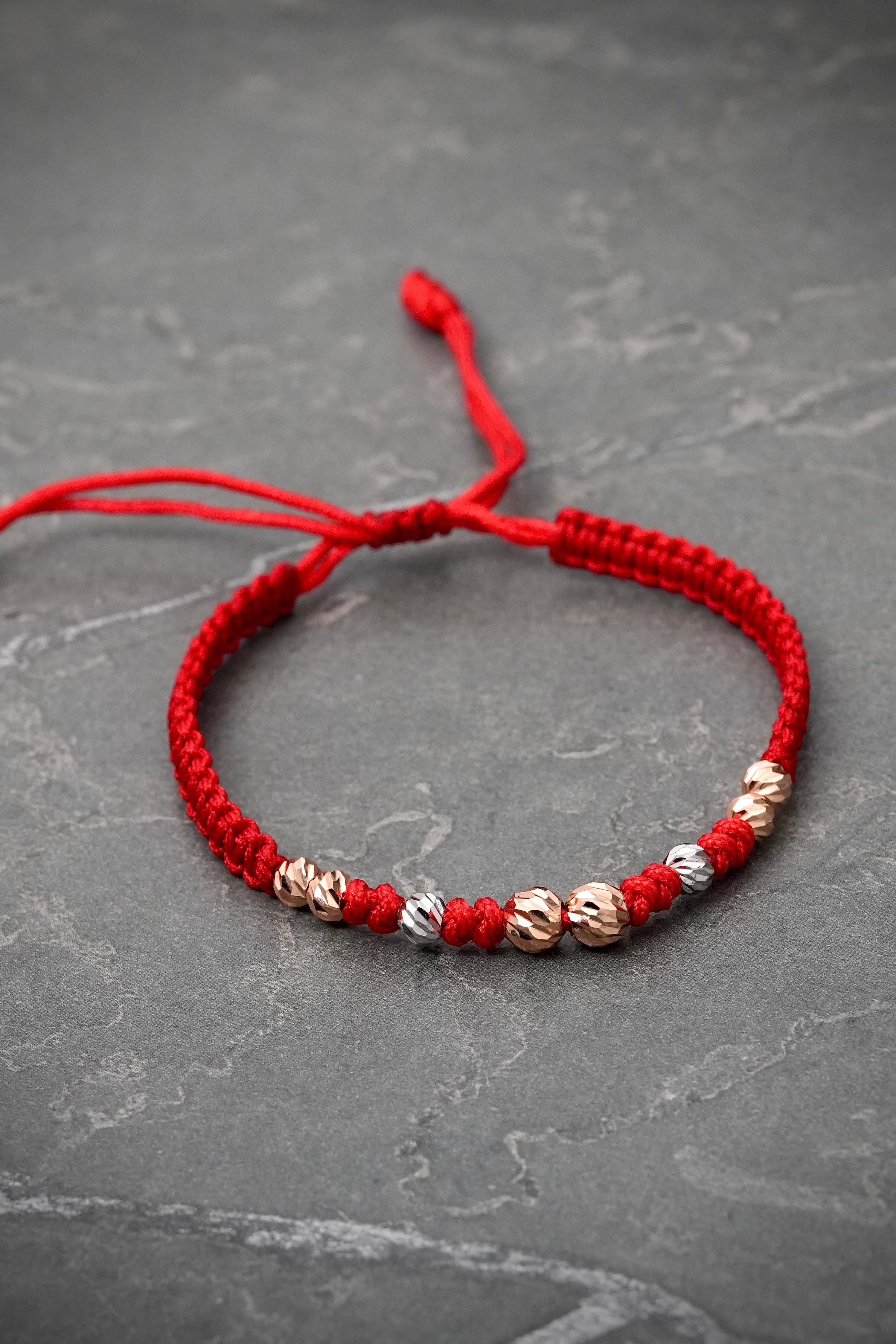 Pulsera en hilo rojo con bolas diamantadas 0.75gr / Dos Oros (Joya) M