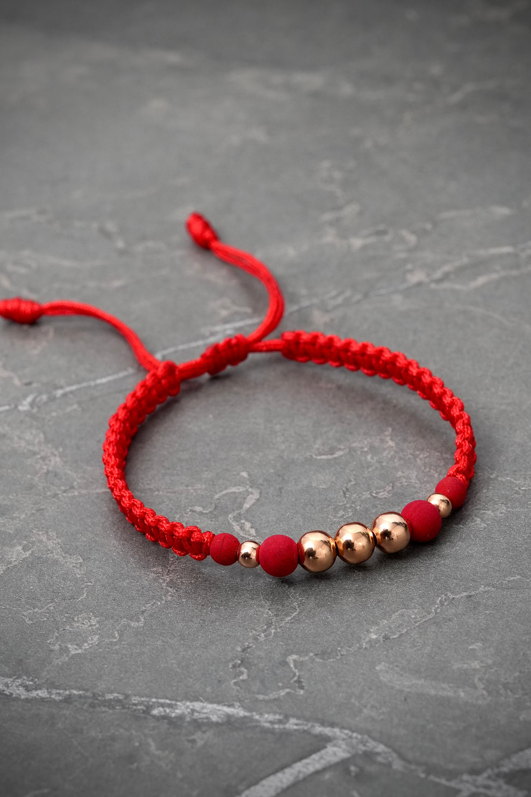 Pulsera en hilo rojo con bolas lisas 0.75gr — Oro Rosado
