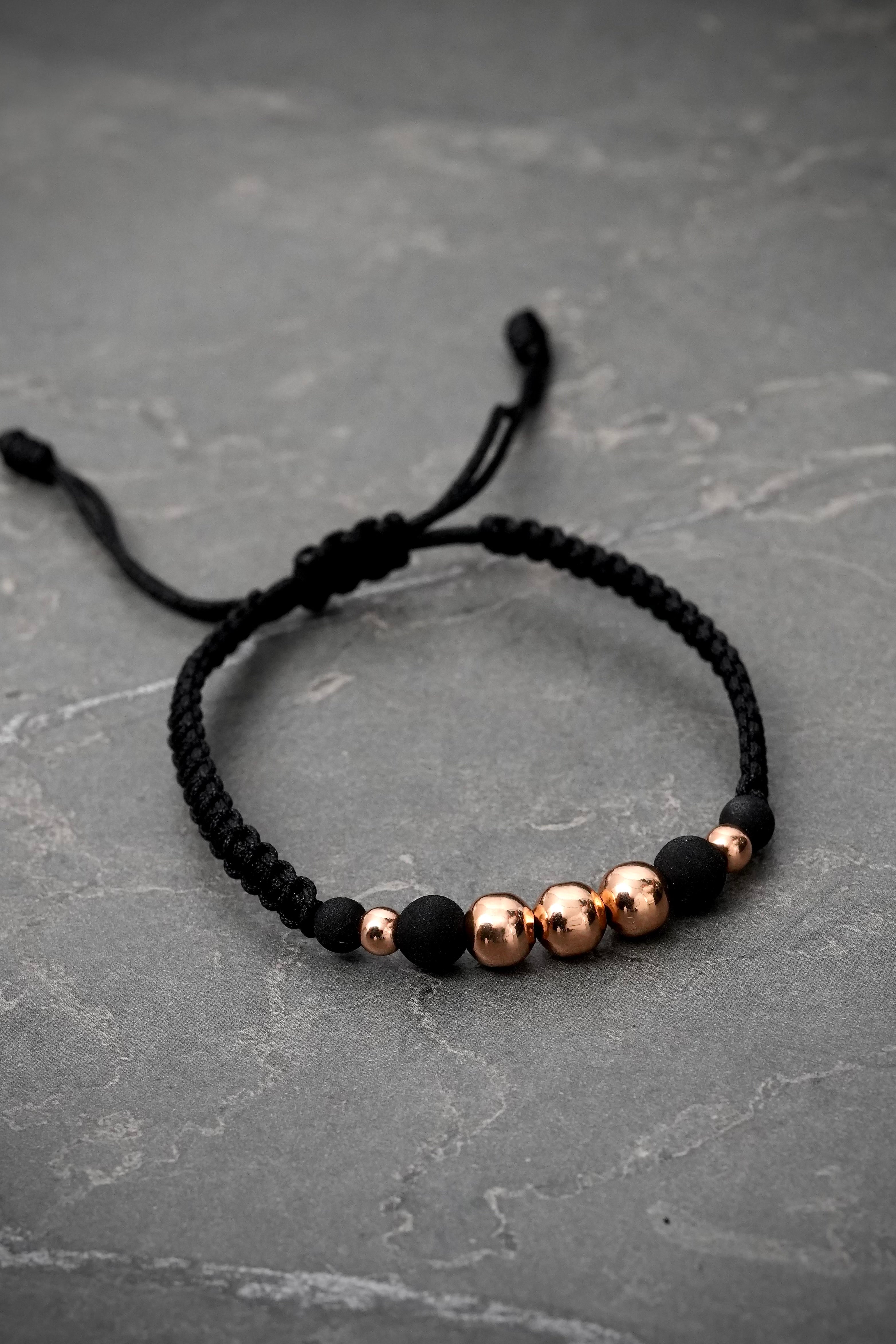 Pulsera hilo negro con bolas lisas 0.75gr — Oro Rosado