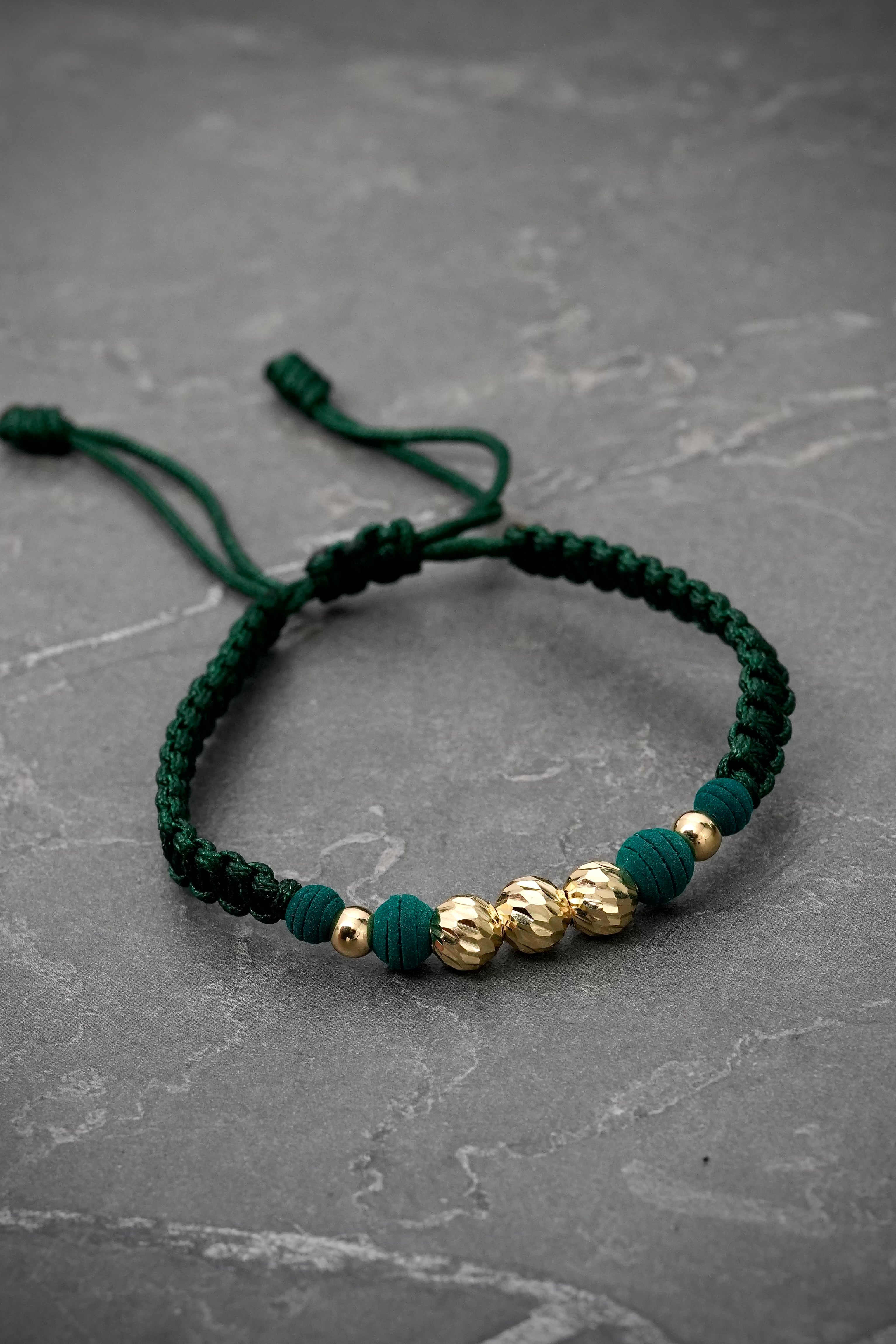 Pulsera en hilo verde bolas diamantadas y lisas 0.75gr — Oro Amarillo