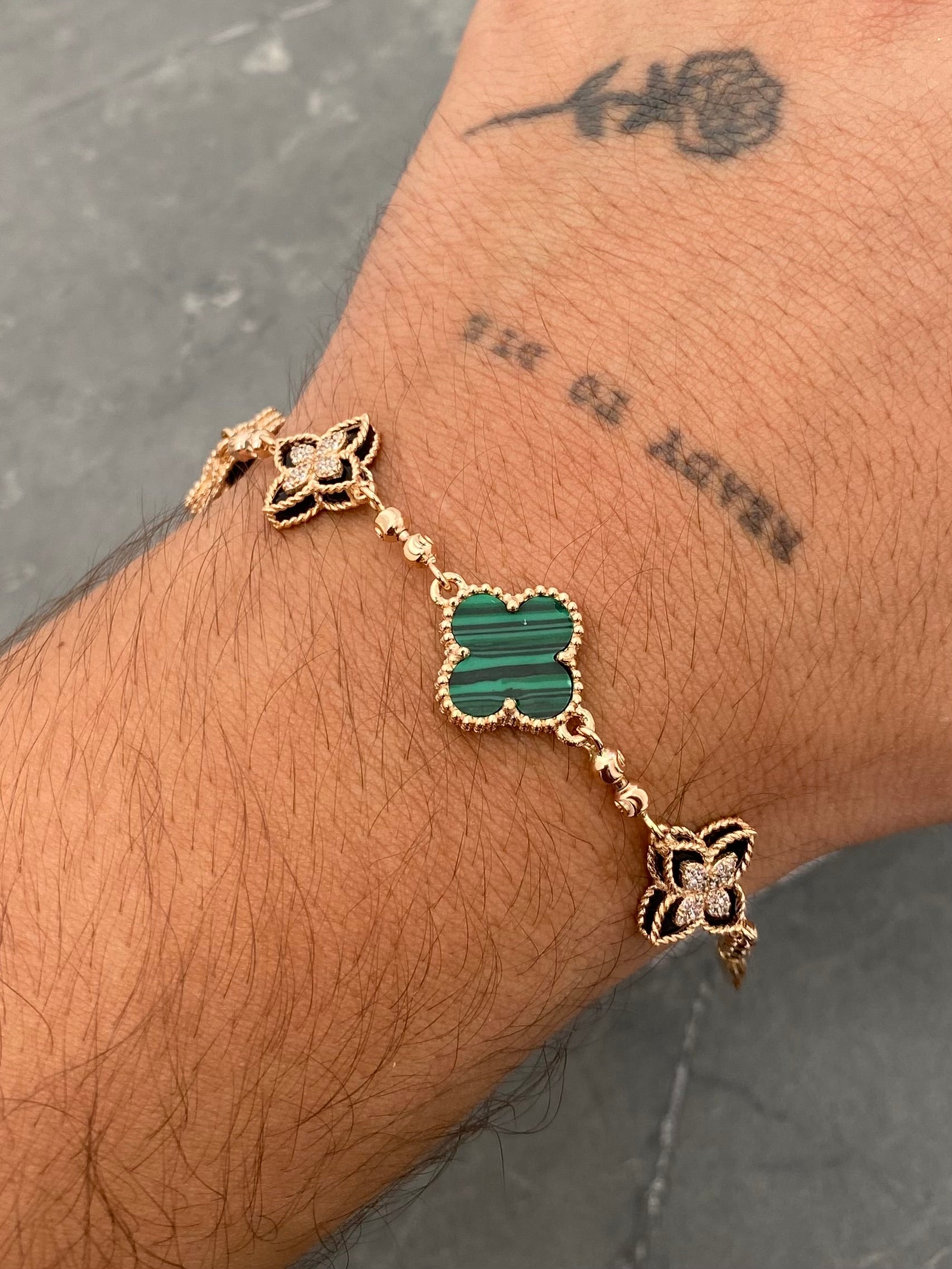 Pulso Lucky Clover con Piedra Verde y Negra 9.1gr / 17cm / 13.9mm — Oro Rosado