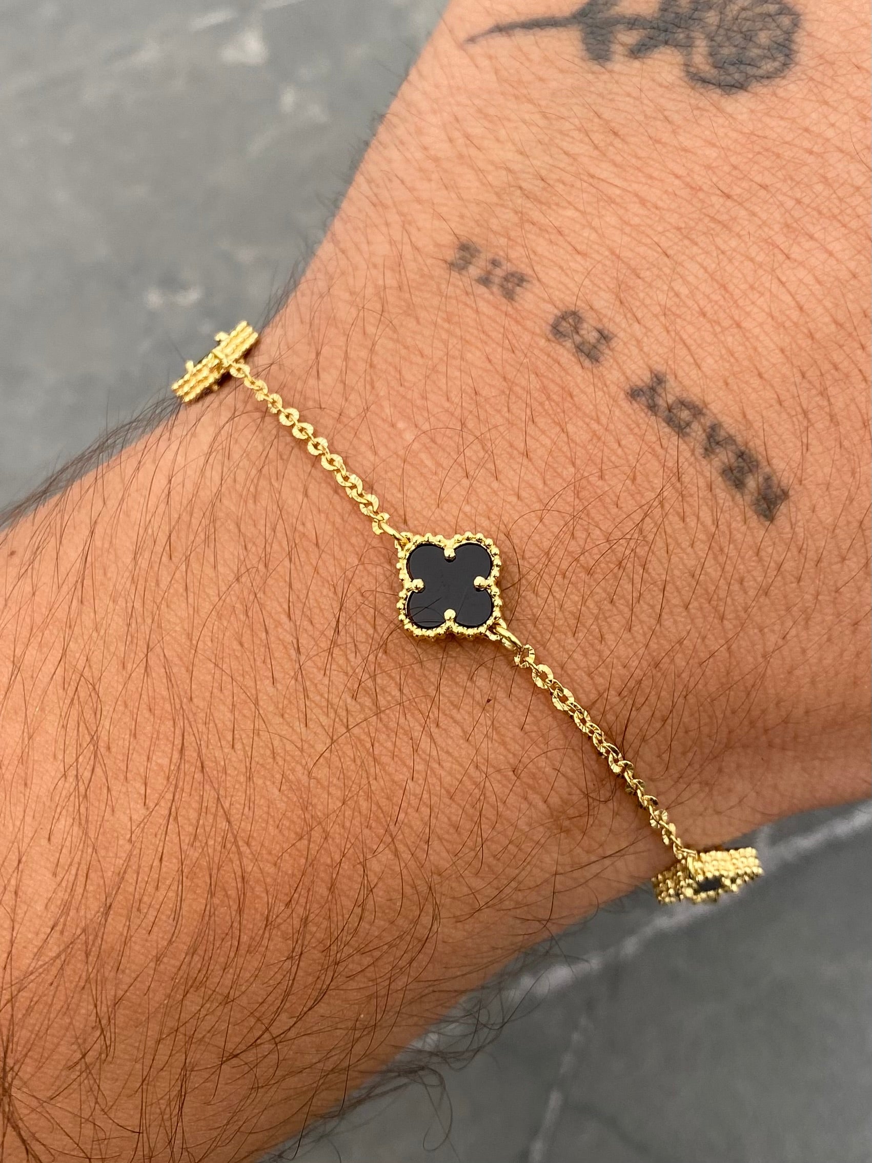 Pulso Lucky Clover con Piedra Negra 4.6gr / 18cm / 9.8mm — Oro Amarillo