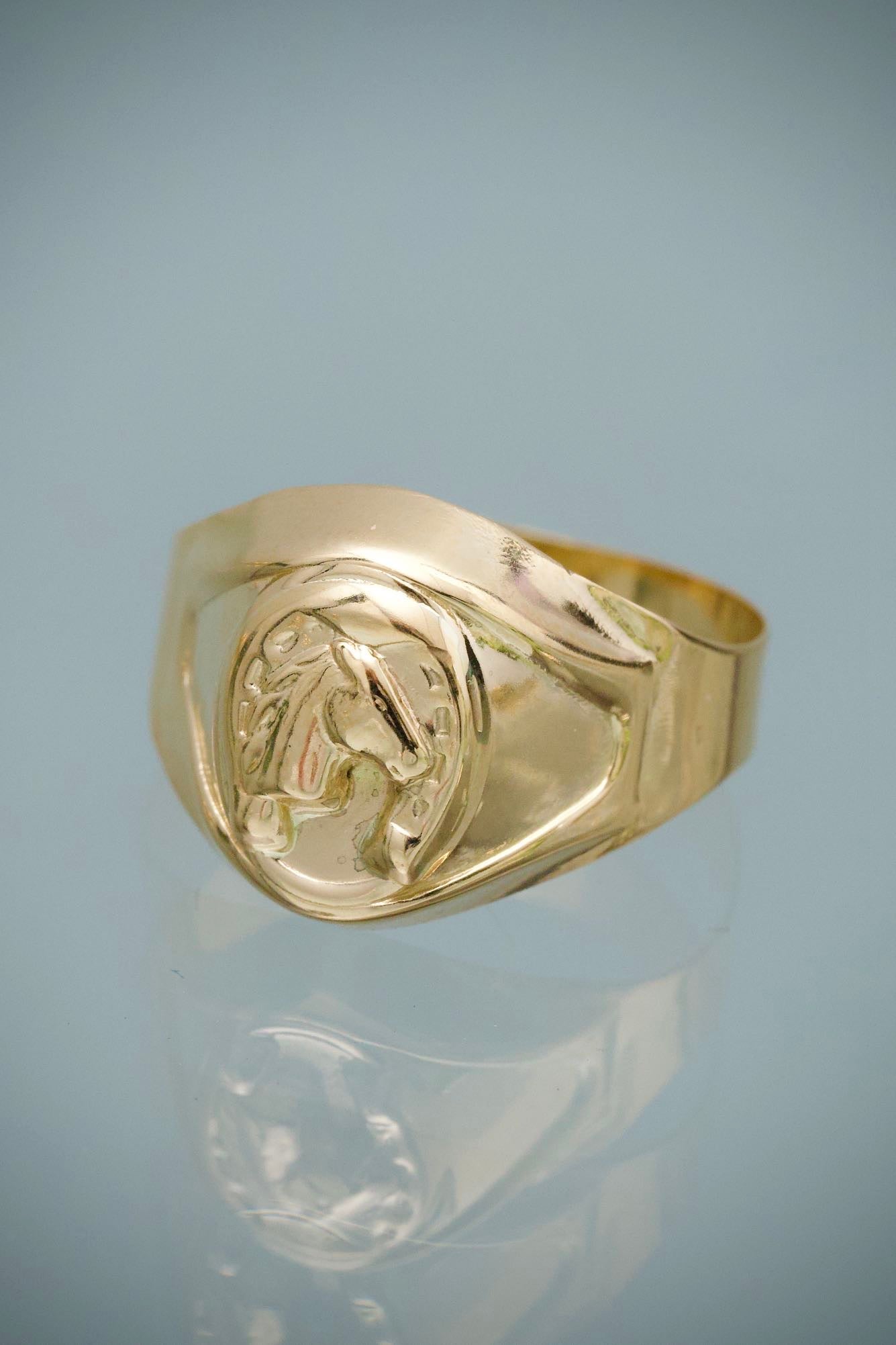 Anillo Caballo 2.2gr / Talla 9 1/4 — Oro Amarillo