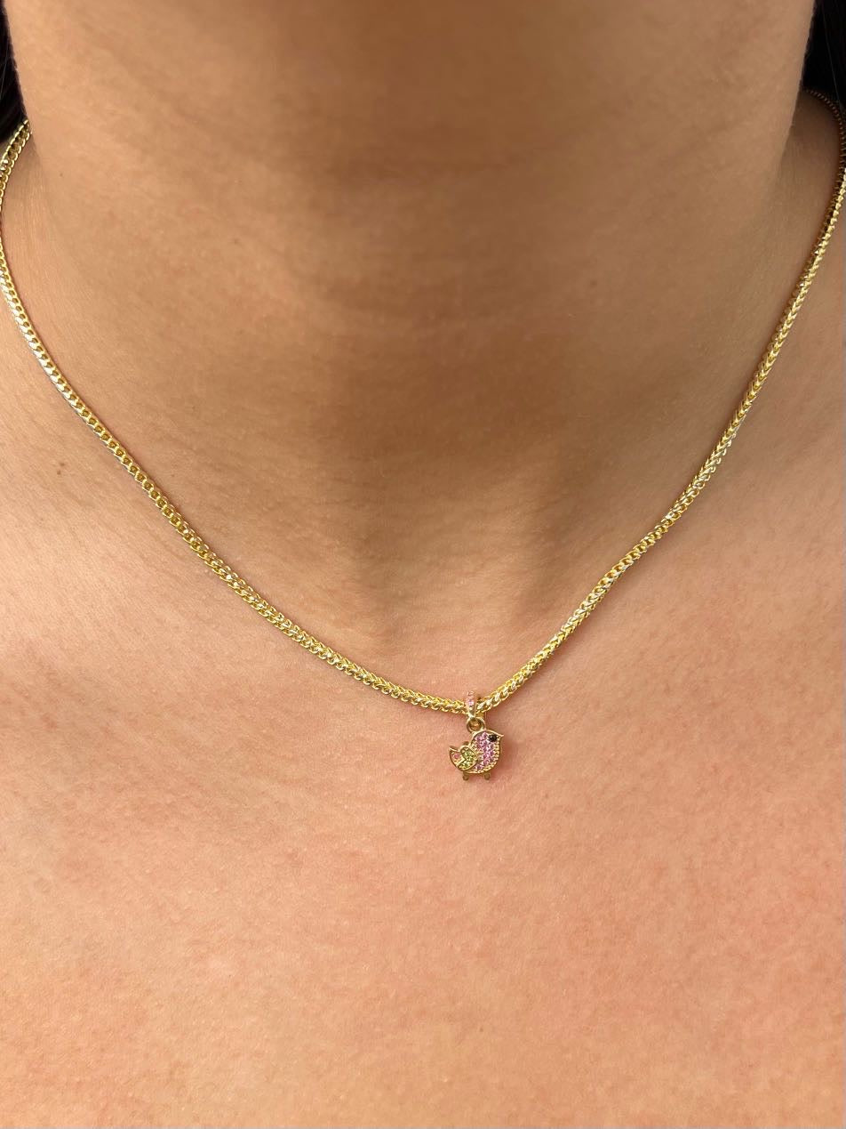 Dije pajaro con swarovski rosado y verde 0.9gr / Largo 1.5cm — Oro Amarillo