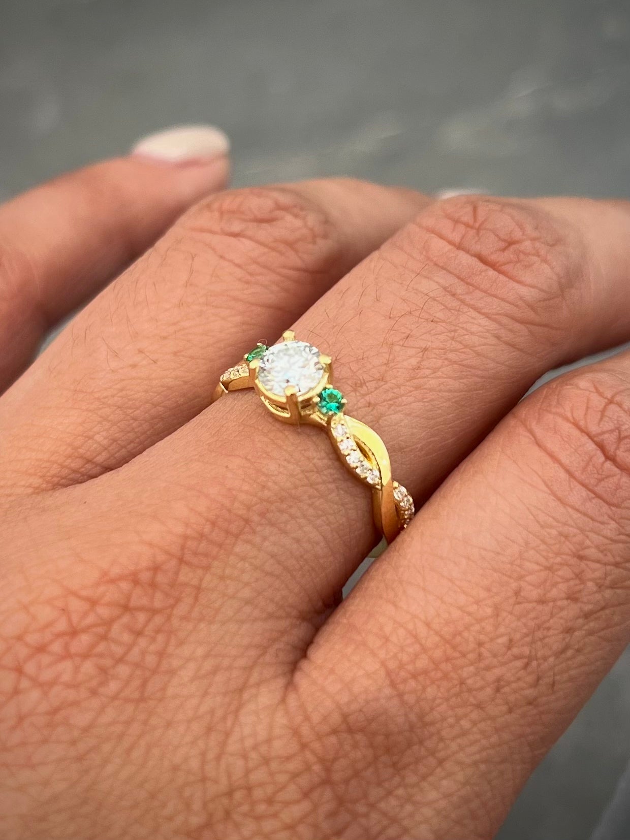 Solitario con 63pts de moissanitas 2.95gr / TALLA 6 1/4 / Oro Amarillo (Joya) B