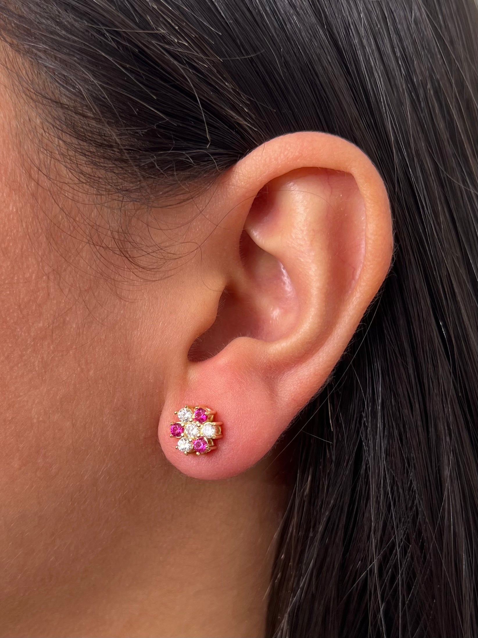 Topos flor con swarovski fucsia y blanco 5.1gr / Largo 0.8cm — Oro Amarillo