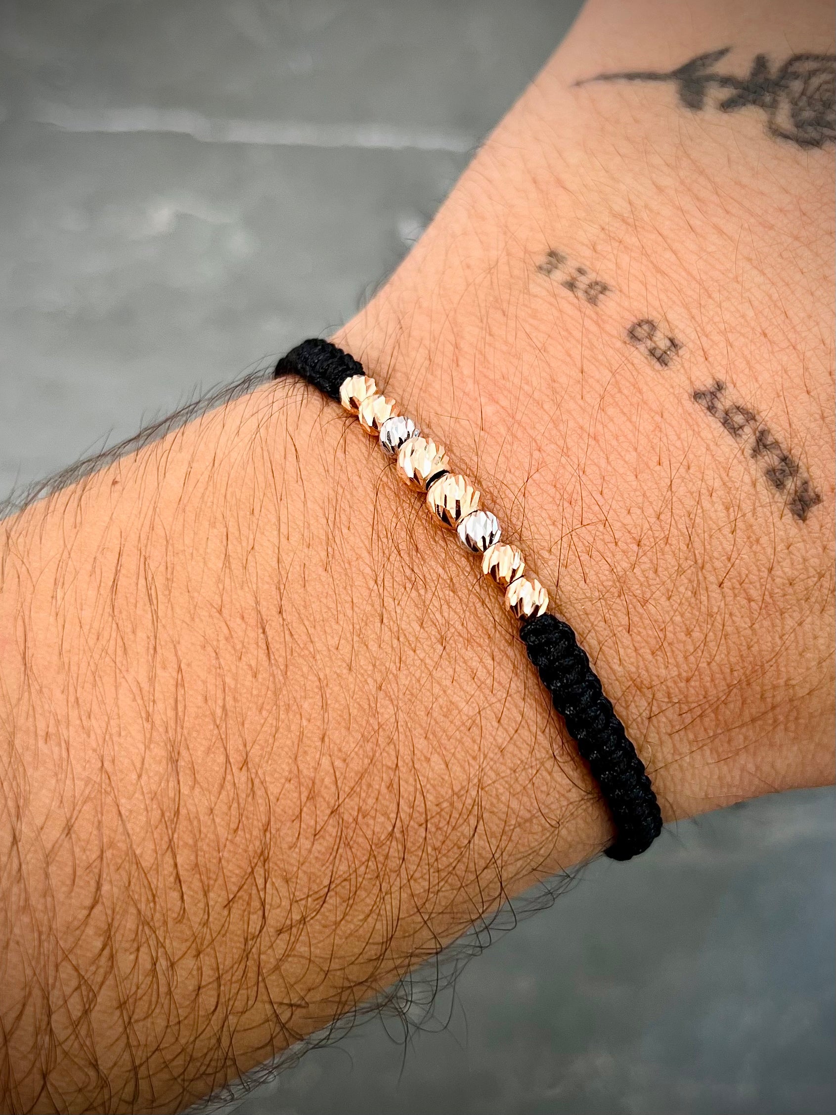 Pulsera en hilo negro con bolas diamantadas 0.75gr / Dos Oros (Joya) M