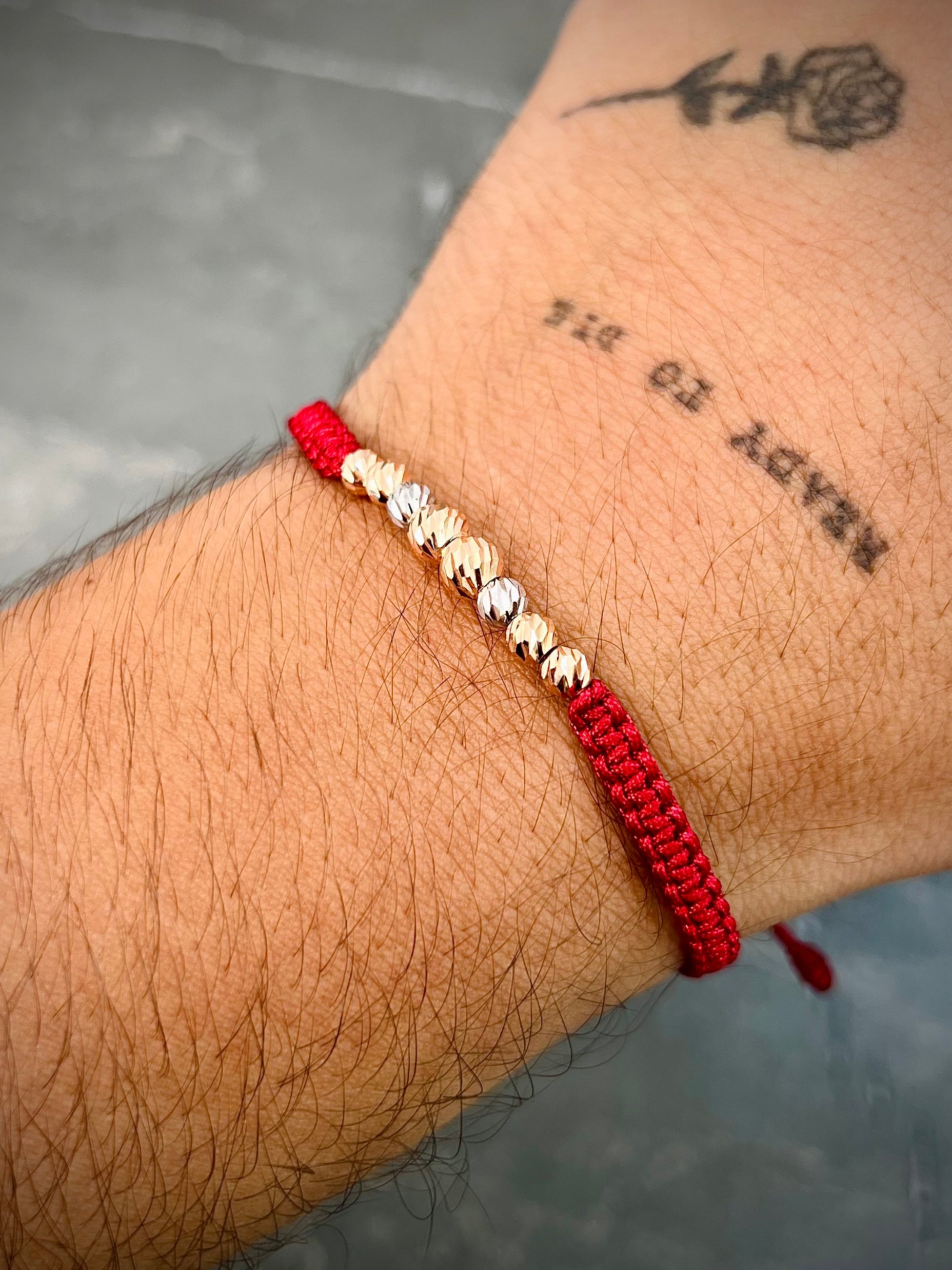 Pulsera en hilo vino tinto con bolas diamantadas 0.75gr / Dos Oros (Joya) M