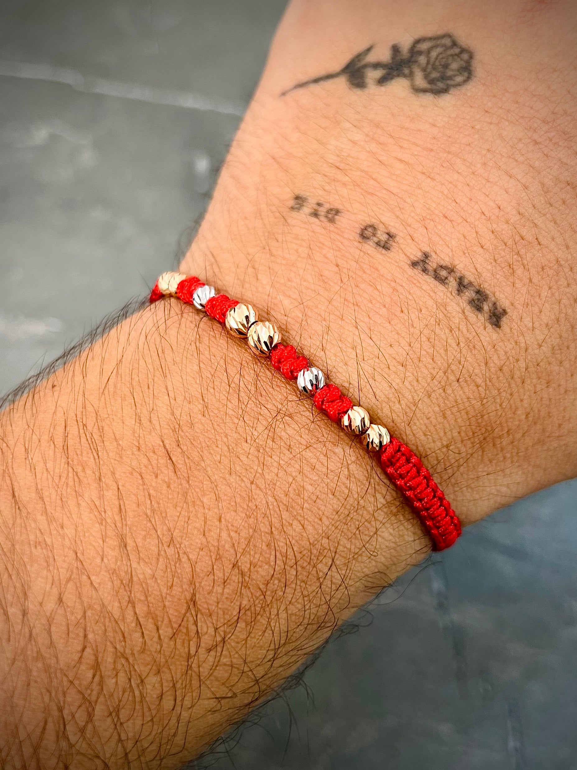 Pulsera en hilo rojo con bolas diamantadas 0.75gr / Dos Oros (Joya) M