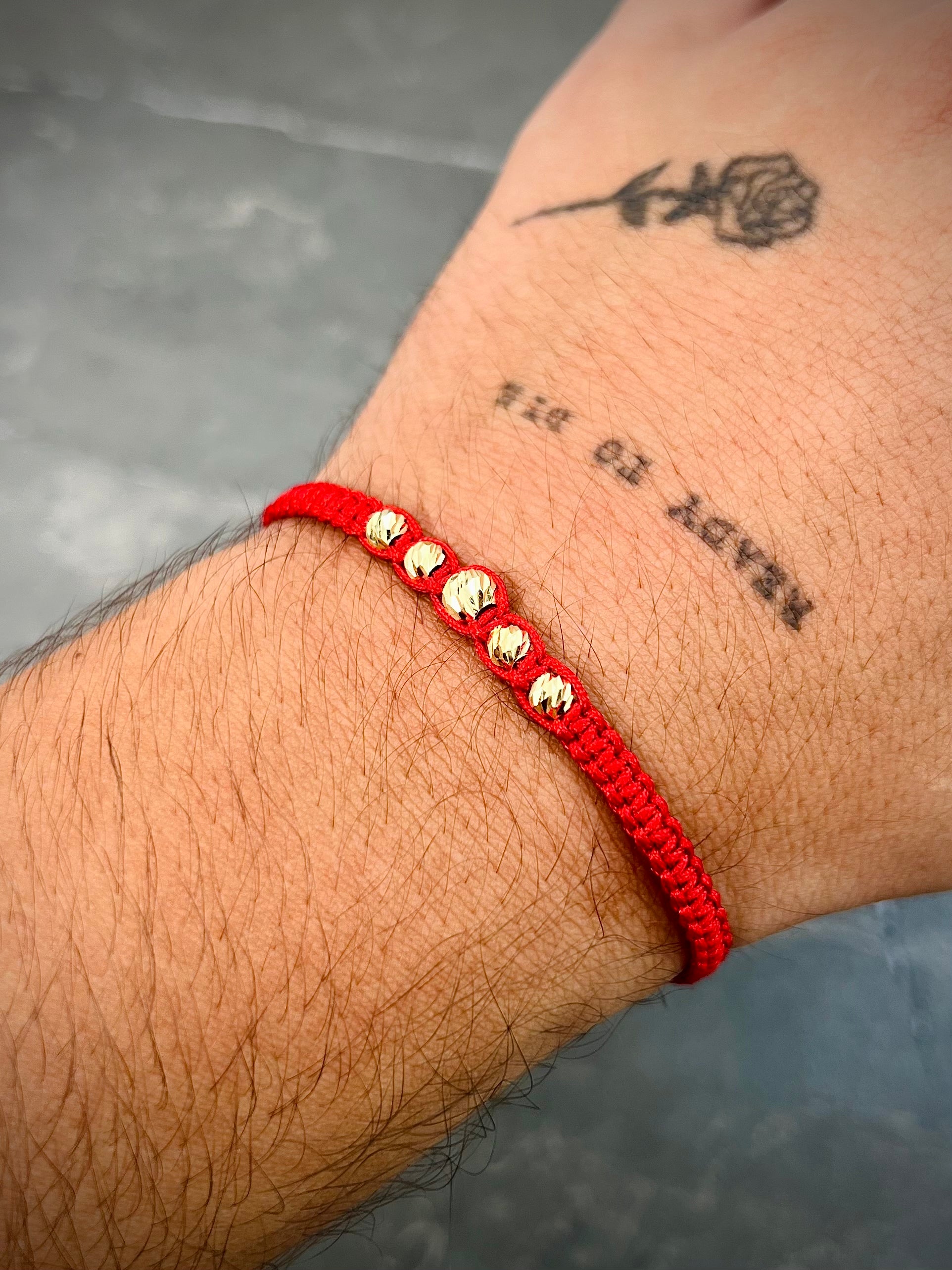 Pulsera en hilo rojo con bolas diamantadas 0.45gr / Oro Amarillo (Joya) M