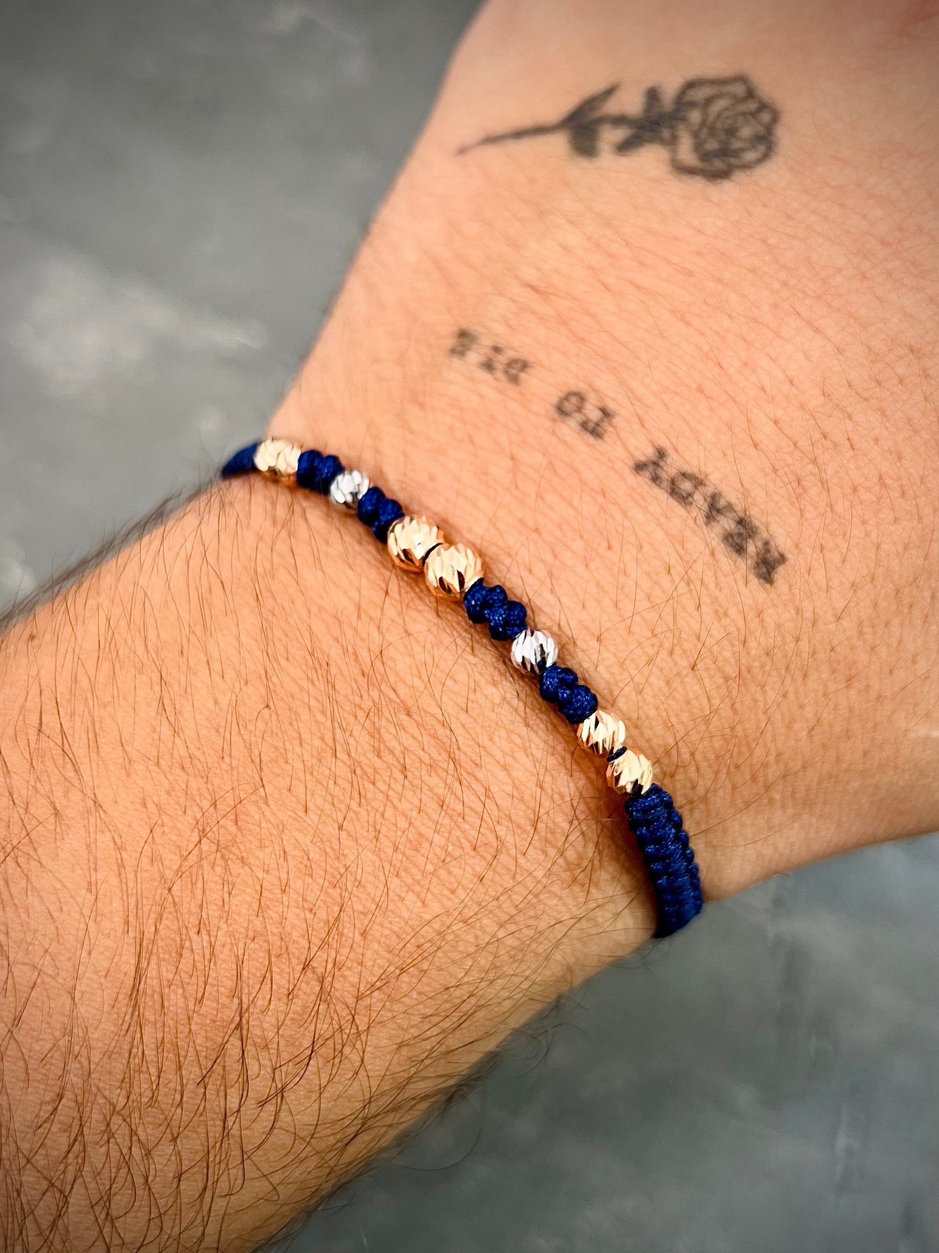 Pulsera en hilo azul con bolas diamantadas 0.75gr / Dos Oros (Joya) M