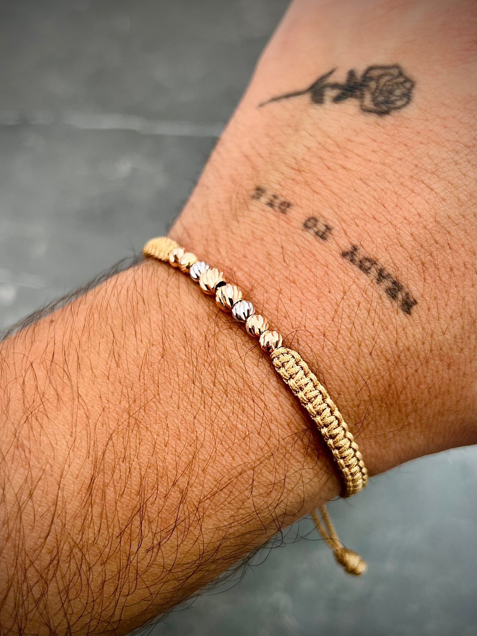 Pulsera en hilo beige con bolas diamantadas 0.75gr / Dos Oros (Joya) M