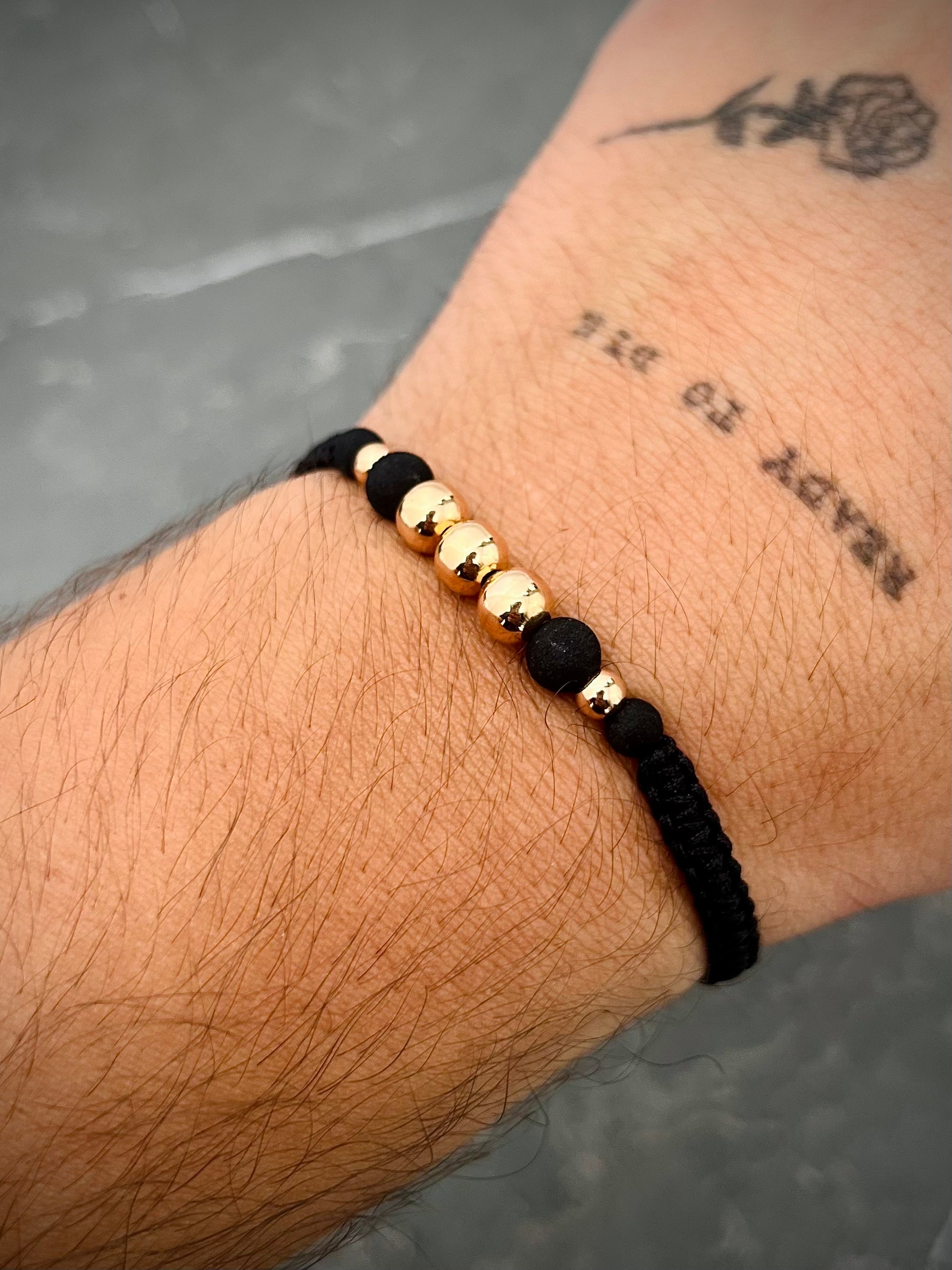 Pulsera hilo negro con bolas lisas 0.75gr — Oro Rosado