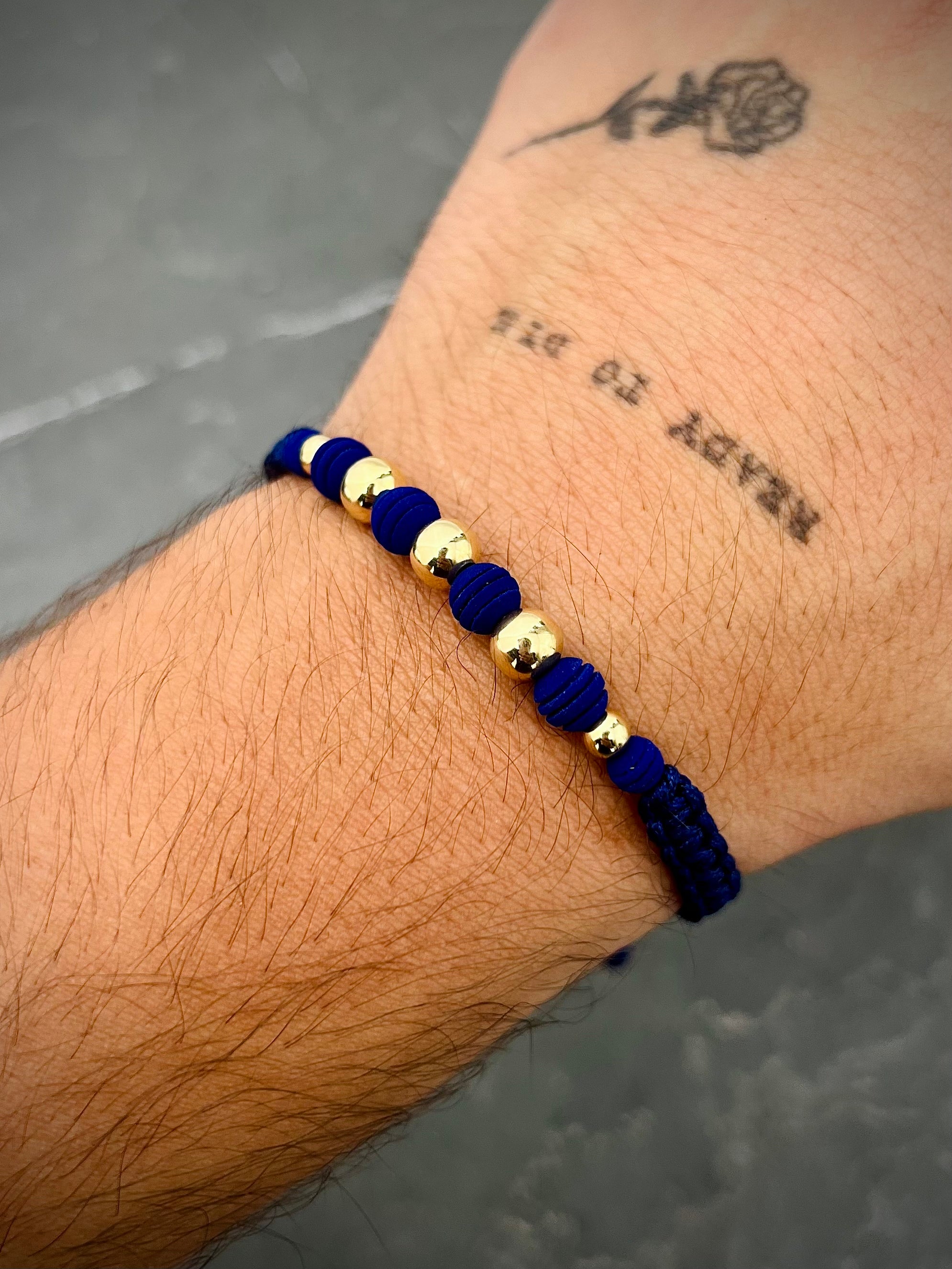 Pulsera en hilo azul con bolas lisas 0.75gr — Oro Amarillo