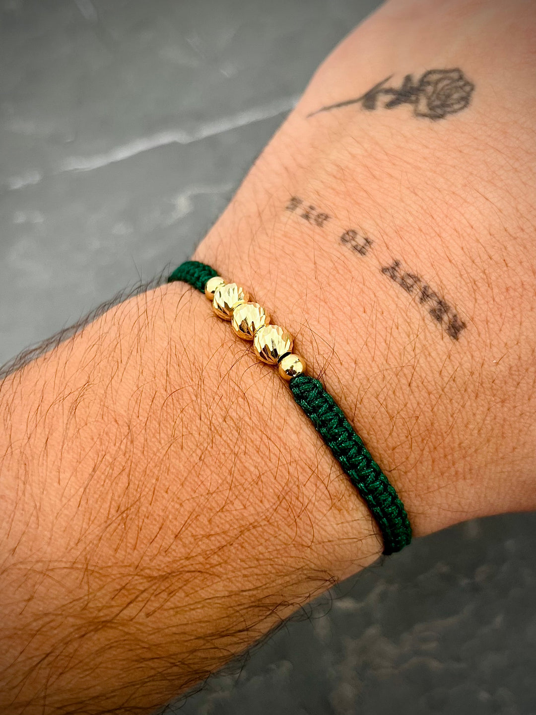 Pulsera en hilo verde con bolas diamantadas y lisas 0.75gr — Oro Amarillo