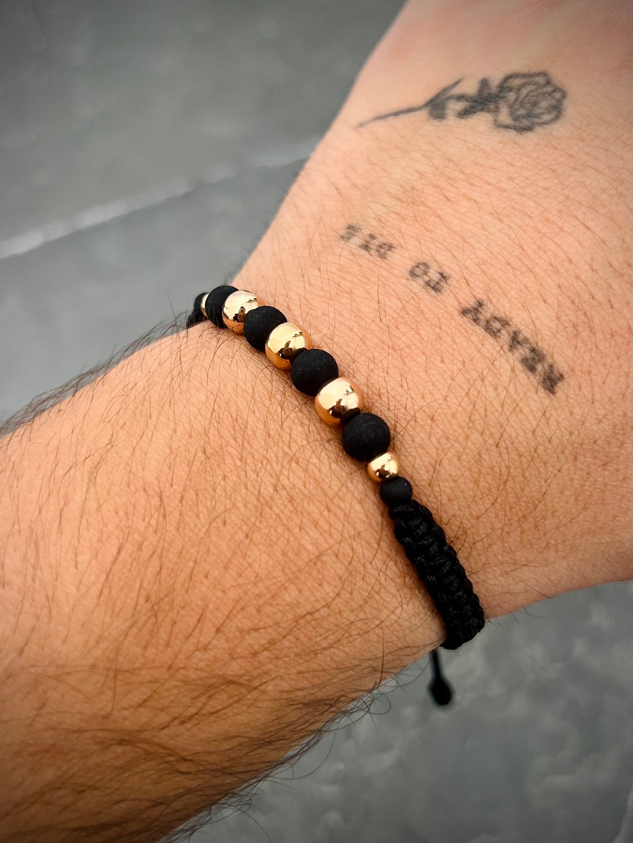 Pulsera en hilo negro bolas lisas. 0.75gr / Oro Rosado (Joya) M