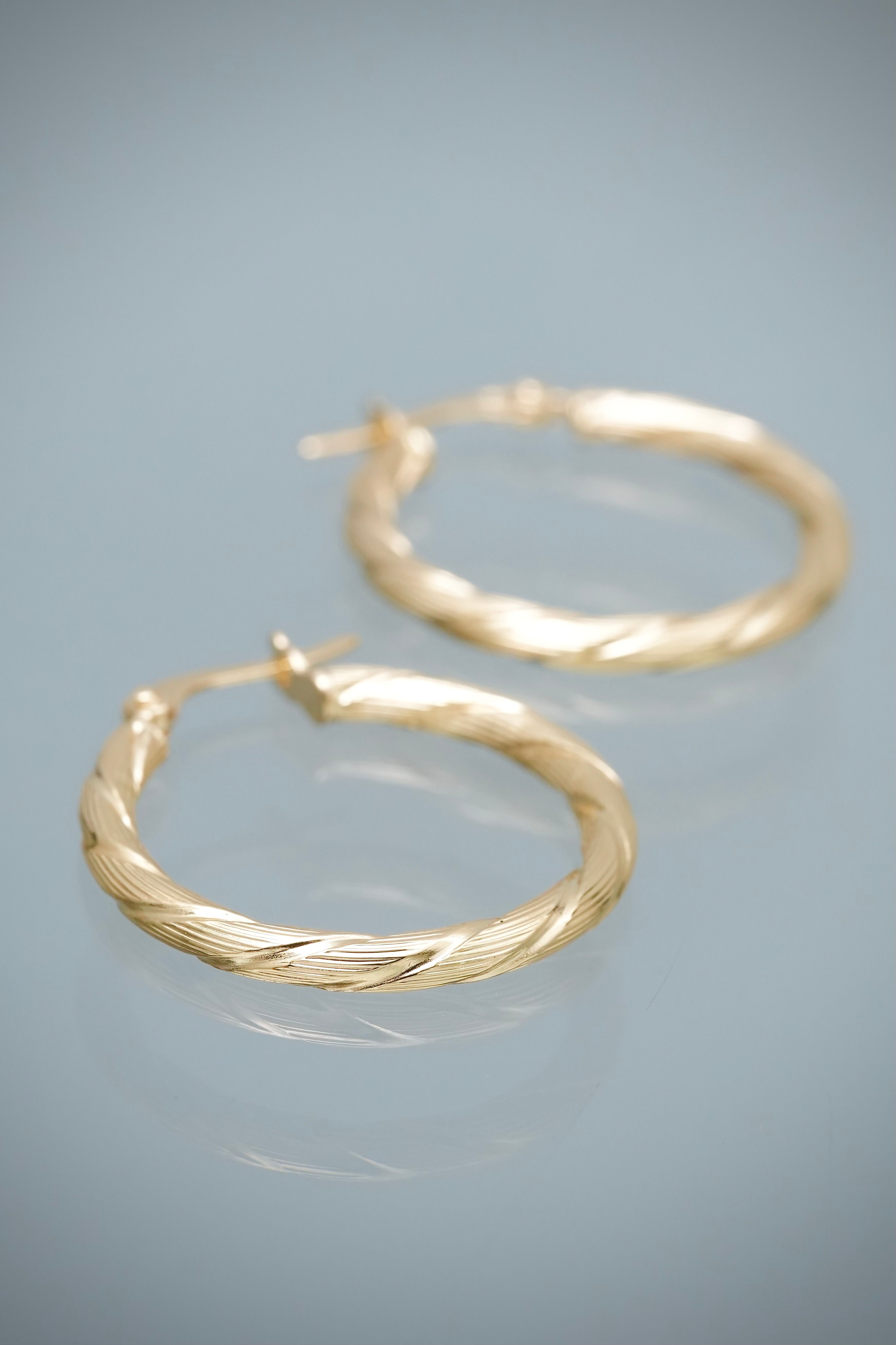 Candongas Entorchadas con Lineas 1.8gr / 2.6cm / 2.5mm — Oro Amarillo