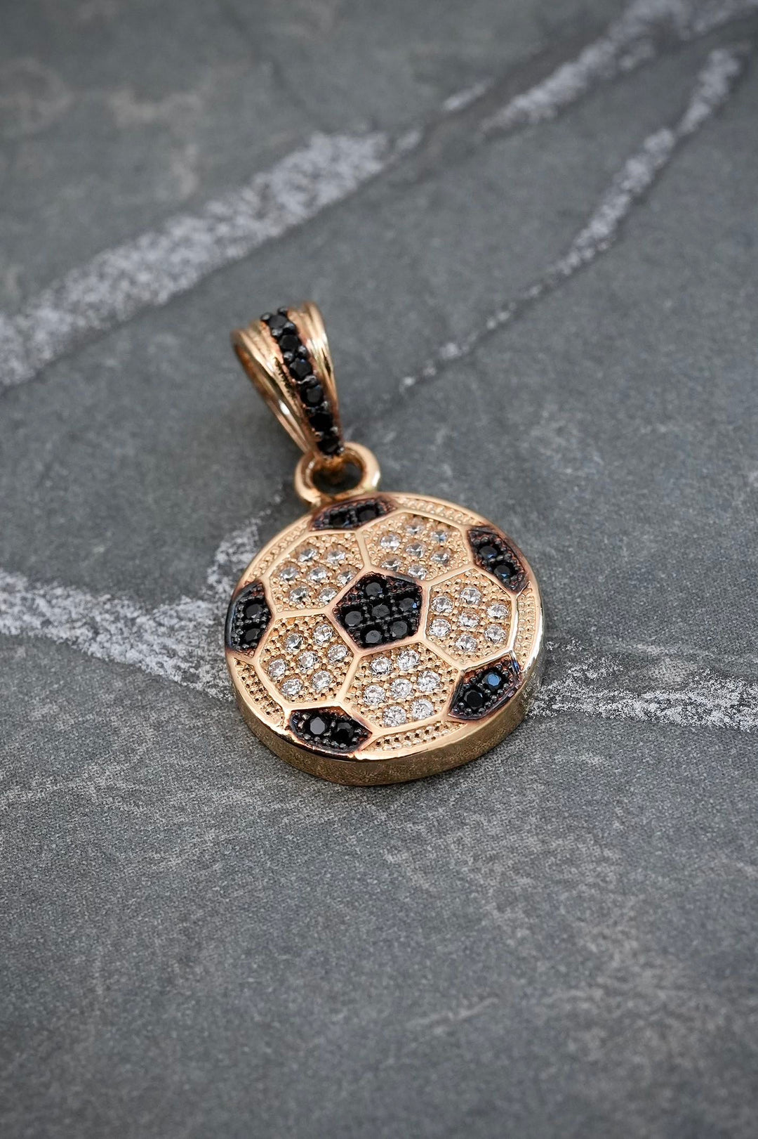 Dije balon con swarovski negro y blanco 2.65gr / Largo 2.3cm — Oro Amarillo