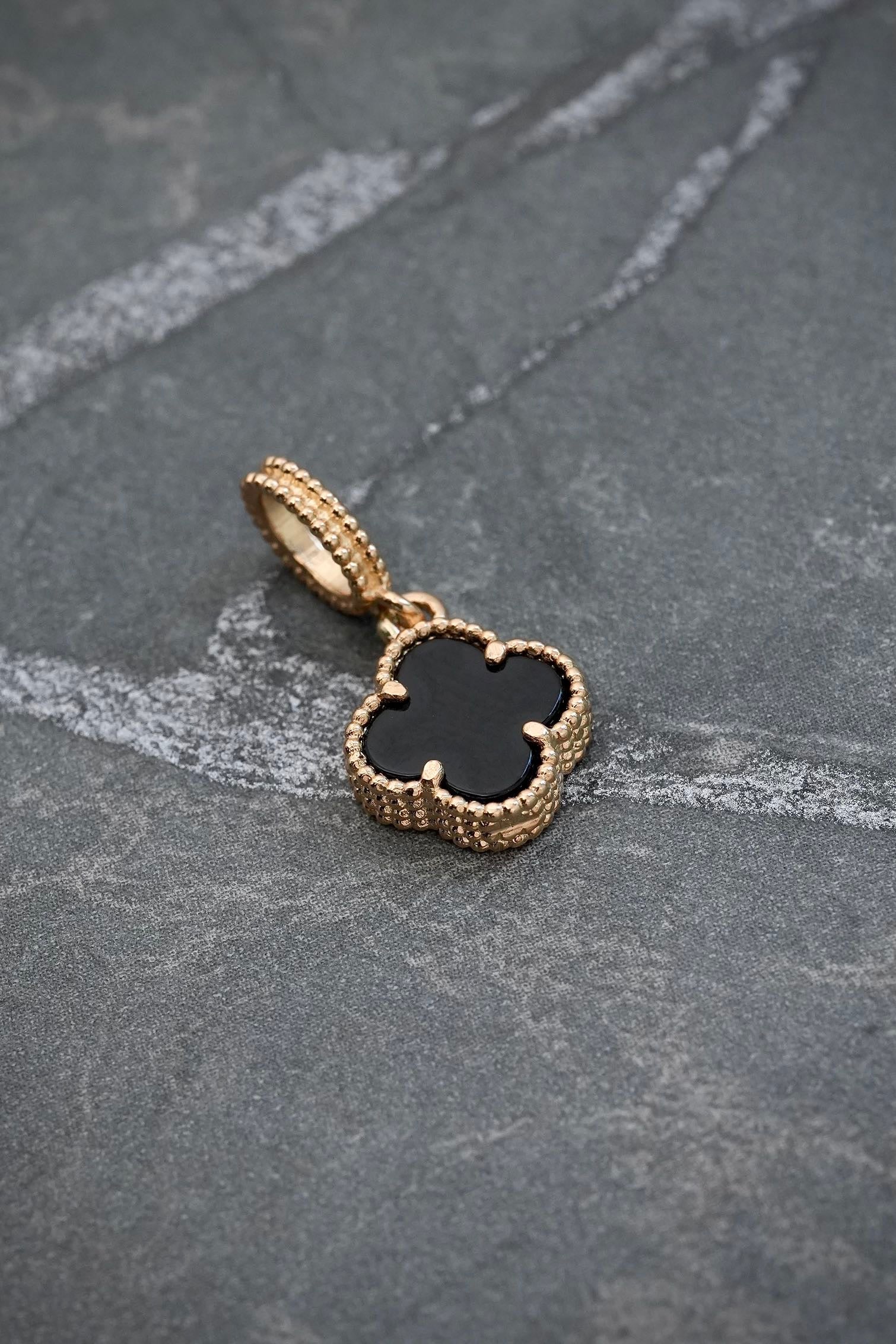 Dije lucky clover piedra negra 0.85gr / Largo 1.5cm / Oro Amarillo Nac M