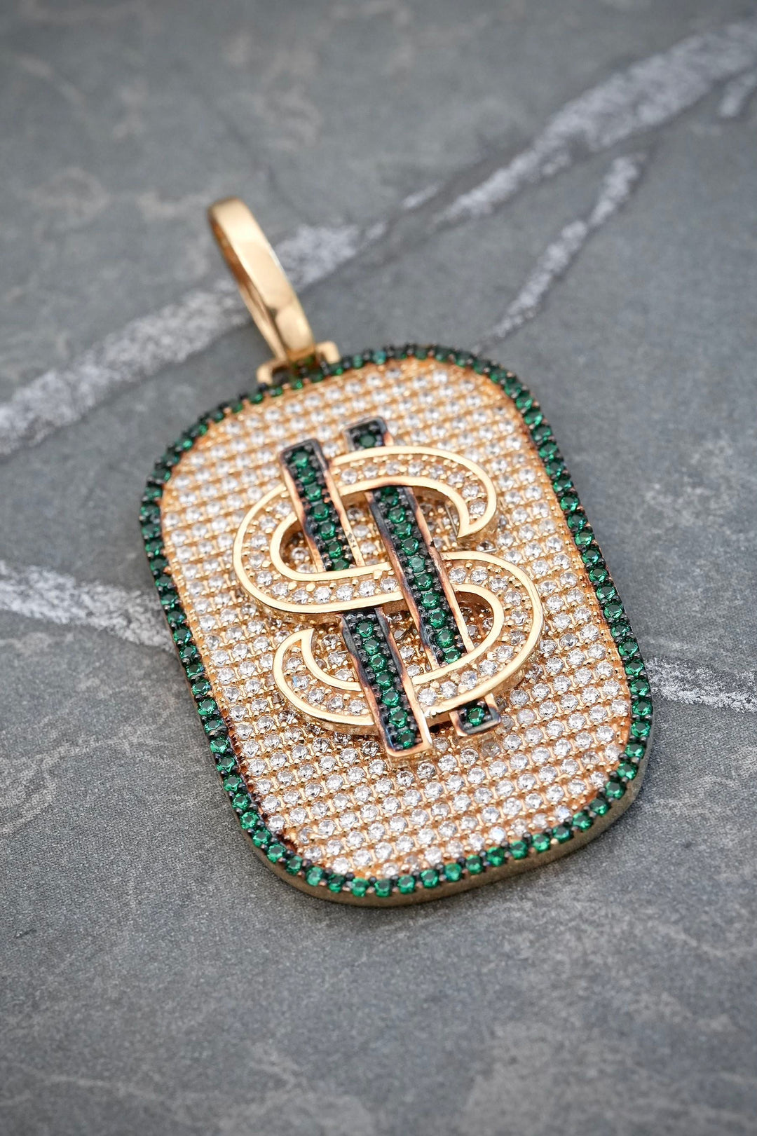 Dije signo peso con swarovski verde y blanco 9.8gr / Largo 4.5cm — Oro Amarillo