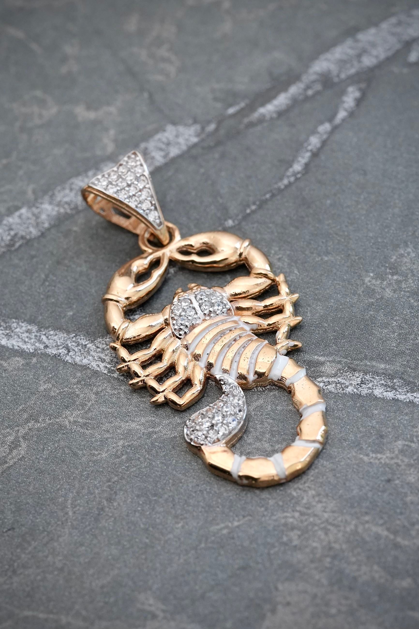 Dije escorpion con swarovski blanco 3.95gr / Largo 3.7cm — Oro Amarillo