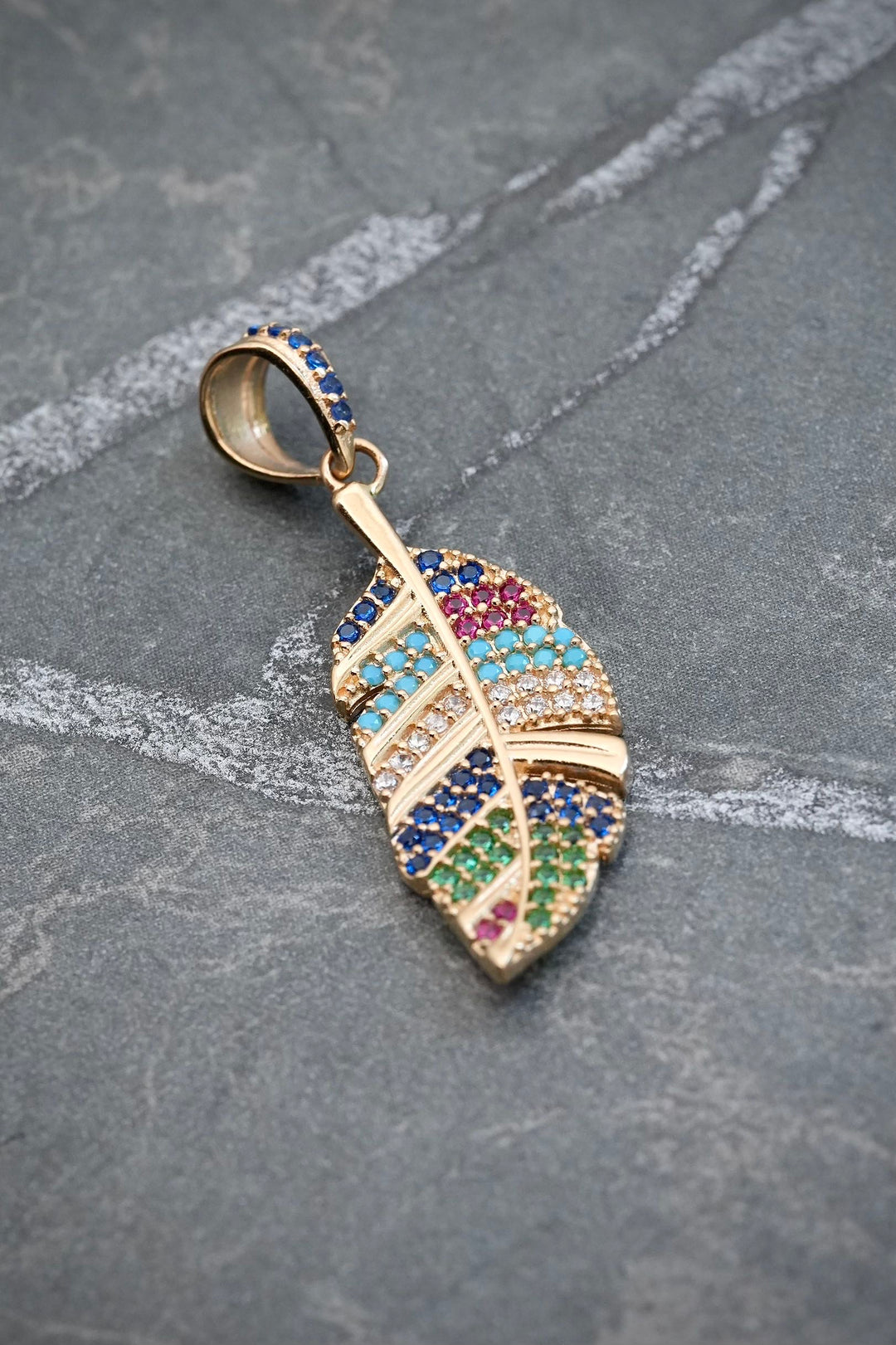 Dije hoja con swarovski multicolor 2.25gr / Largo 3.3cm — Oro Amarillo