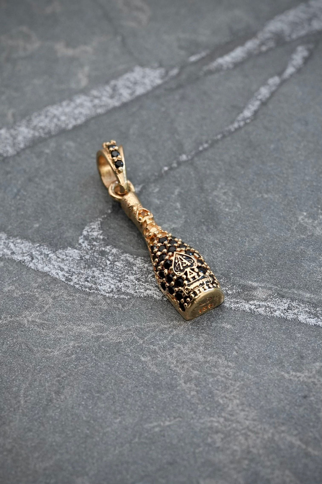 Dije botella con swarovski negro 1.45gr / Largo 2.3cm — Oro Amarillo