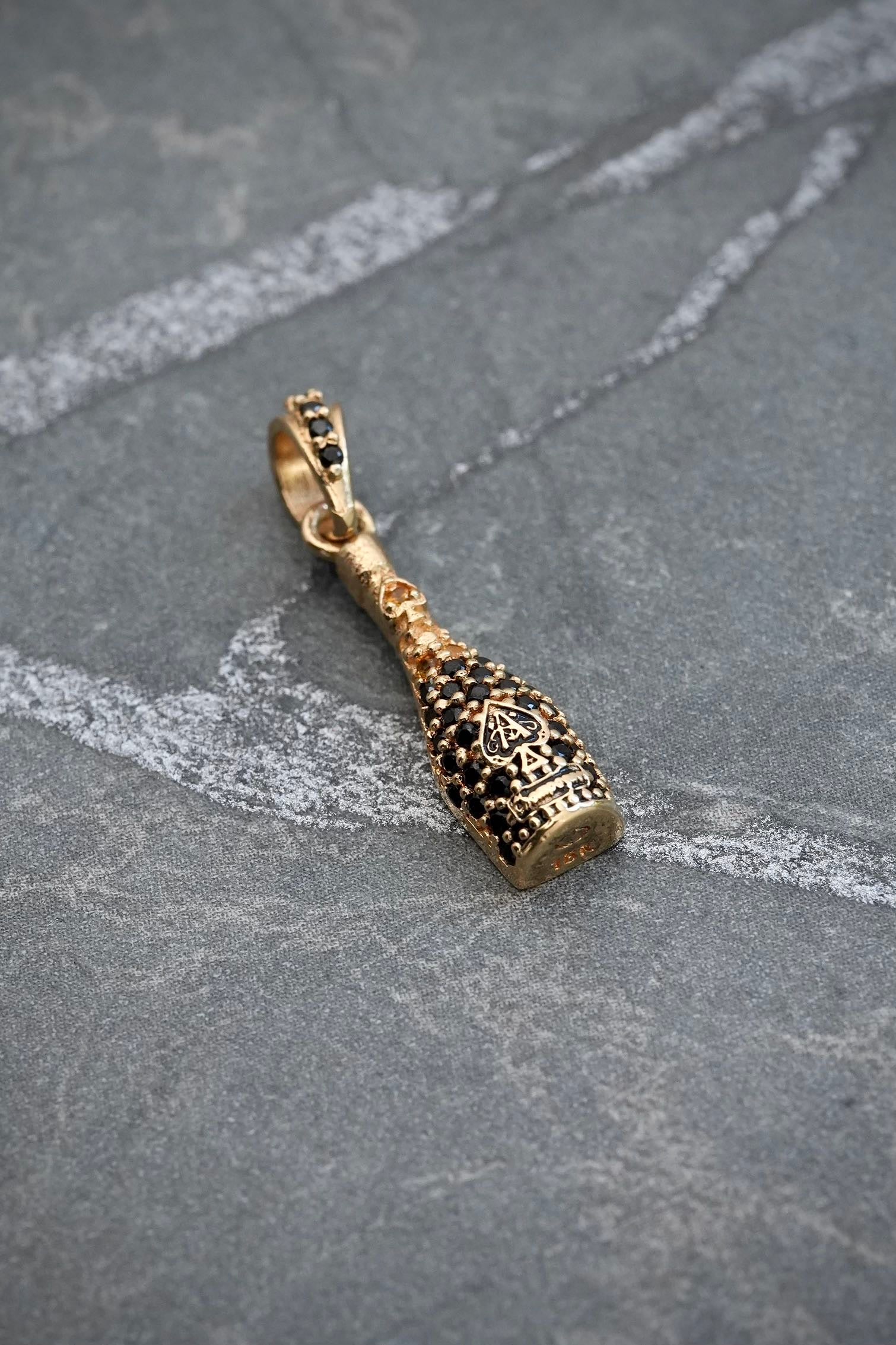 Dije botella con swarovski negro 1.45gr / Largo 2.3cm — Oro Amarillo