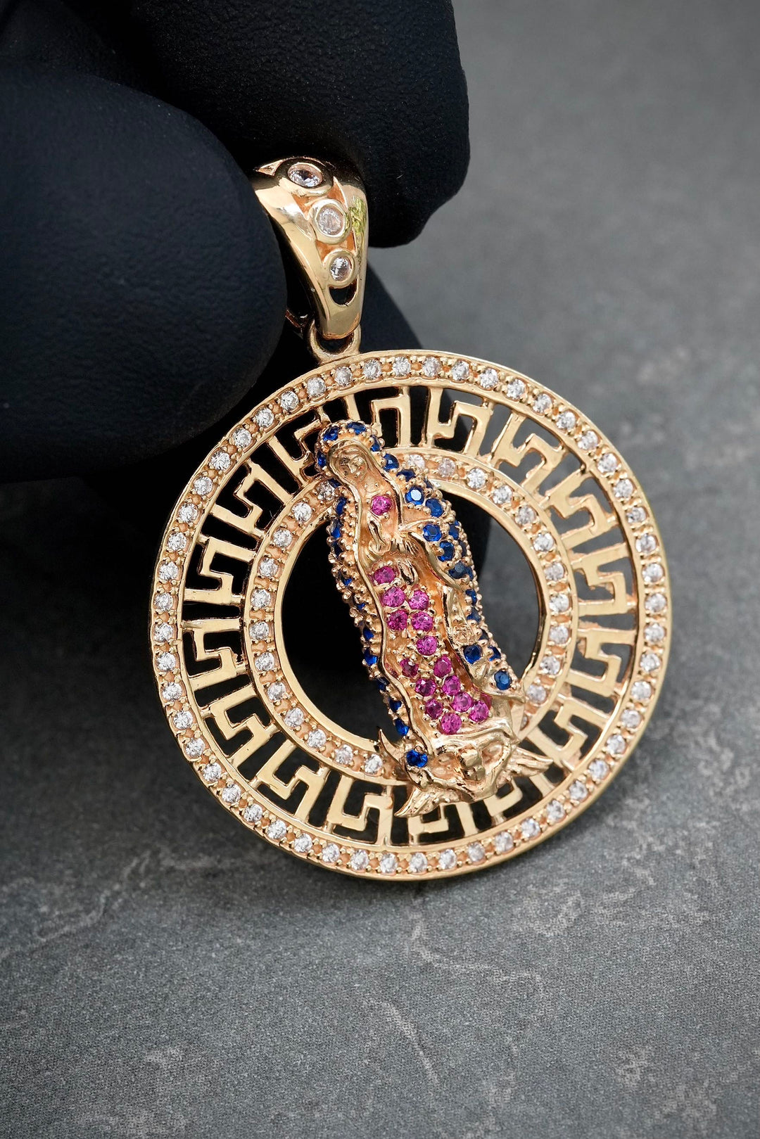 Dije virgen de guadalupe con swarovski 7.5gr / Largo 3.7cm — Oro Amarillo