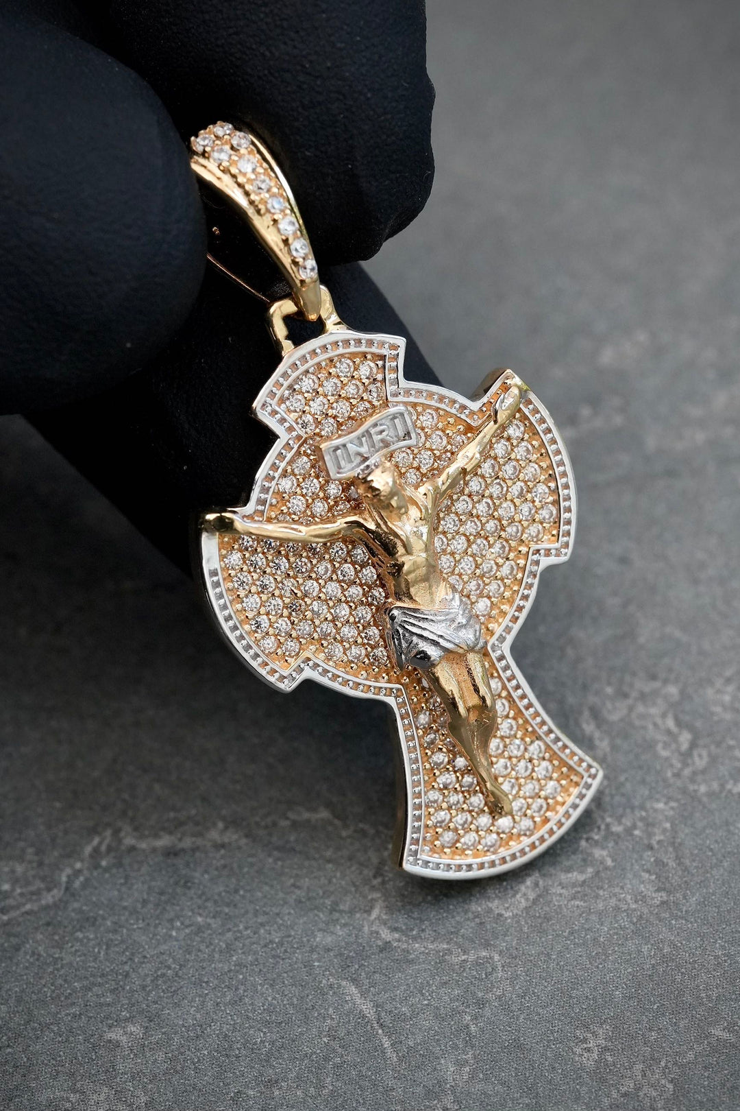 Dije cruz con cristo y swarovski blanco 7.15gr / Largo 4cm — Oro Amarillo