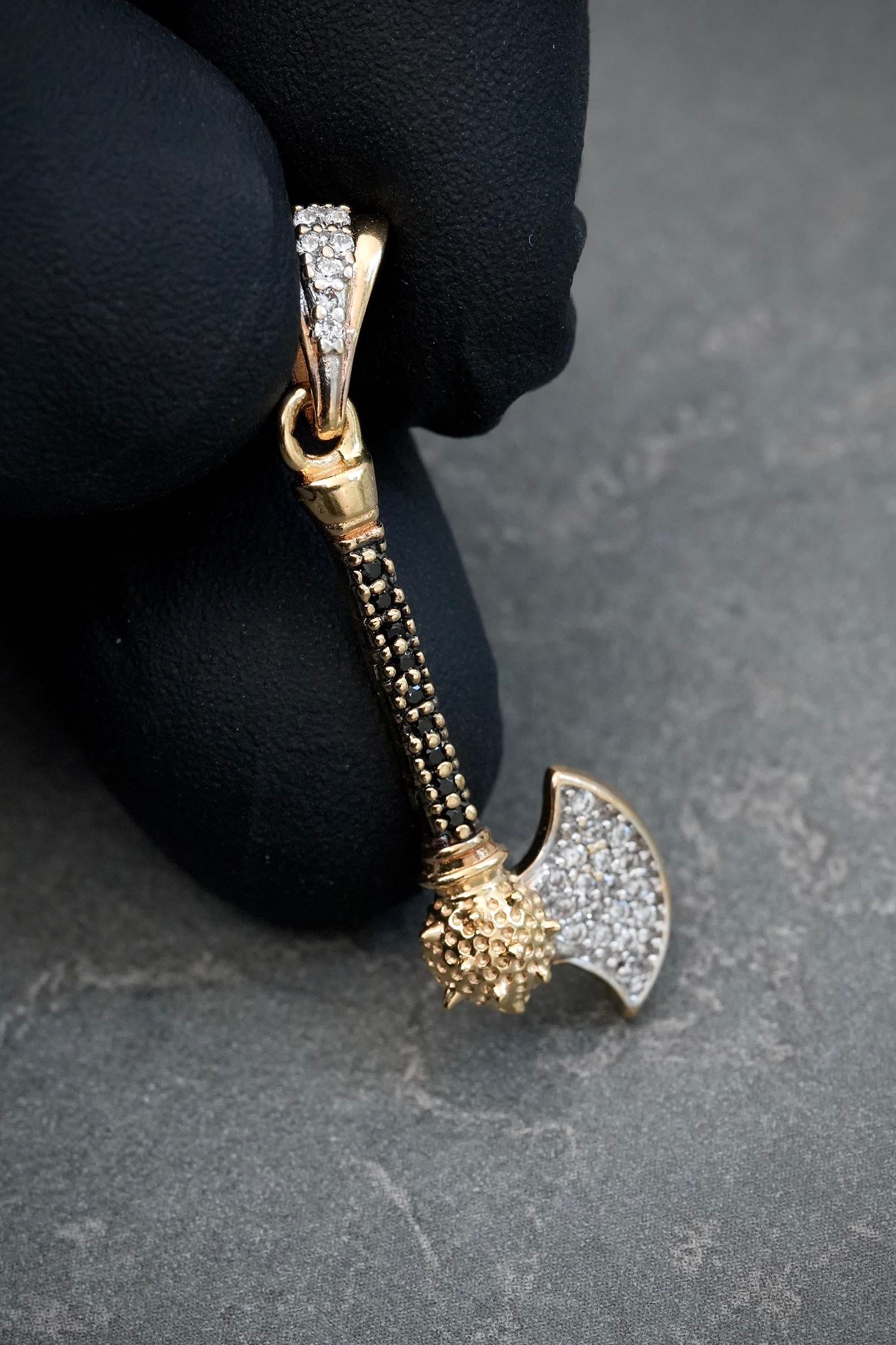Dije hacha con swarovski blanco y negro 2.1gr / Largo 3.5cm / Oro Amarillo Nac M