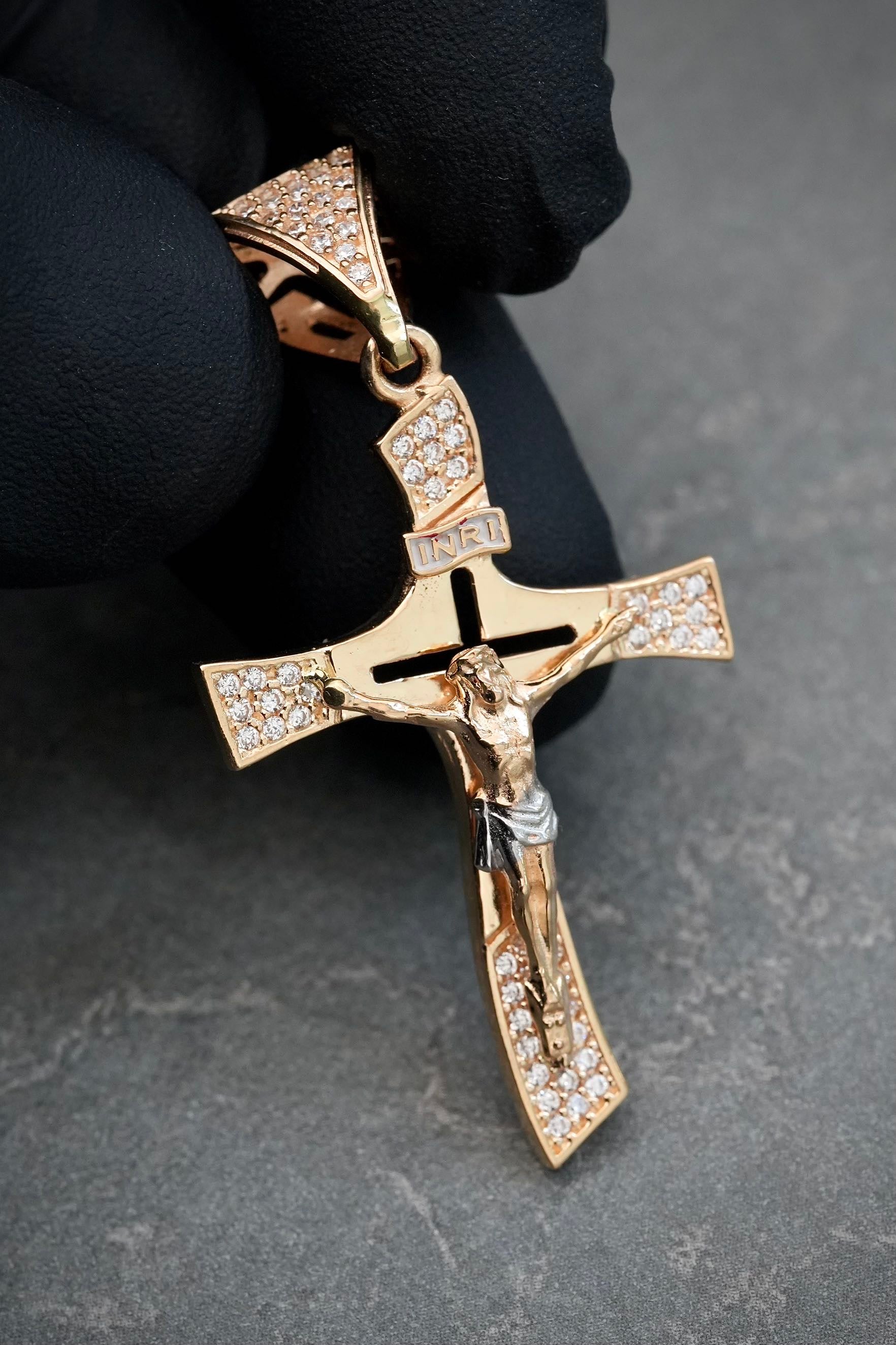 Dije cruz con cristo y swarovski blanco 4.55gr / Largo 4.5cm — Oro Amarillo