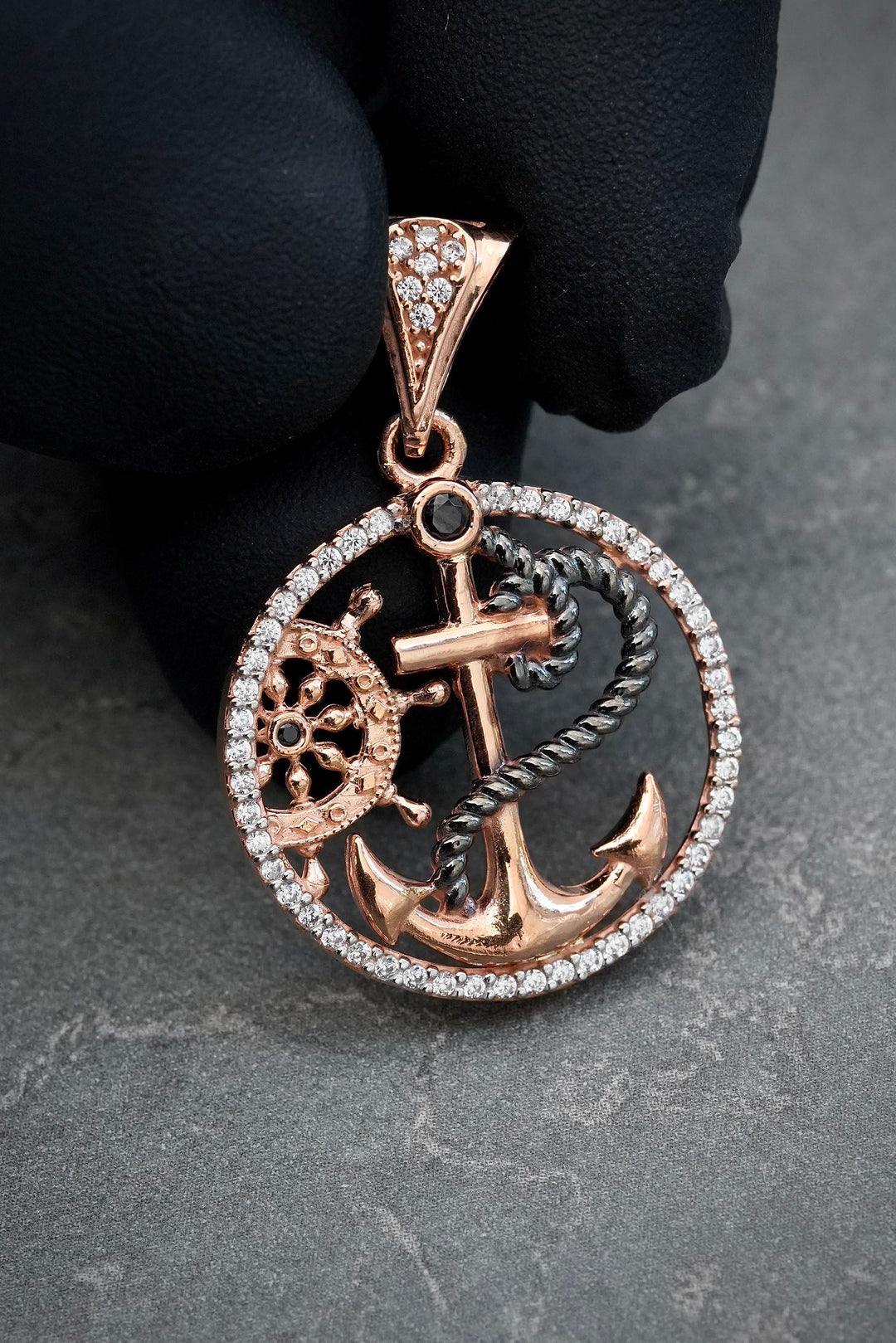 Dije ancla y timon con swarovski blanco 4.3gr / Largo 3.1cm — Oro Rosado