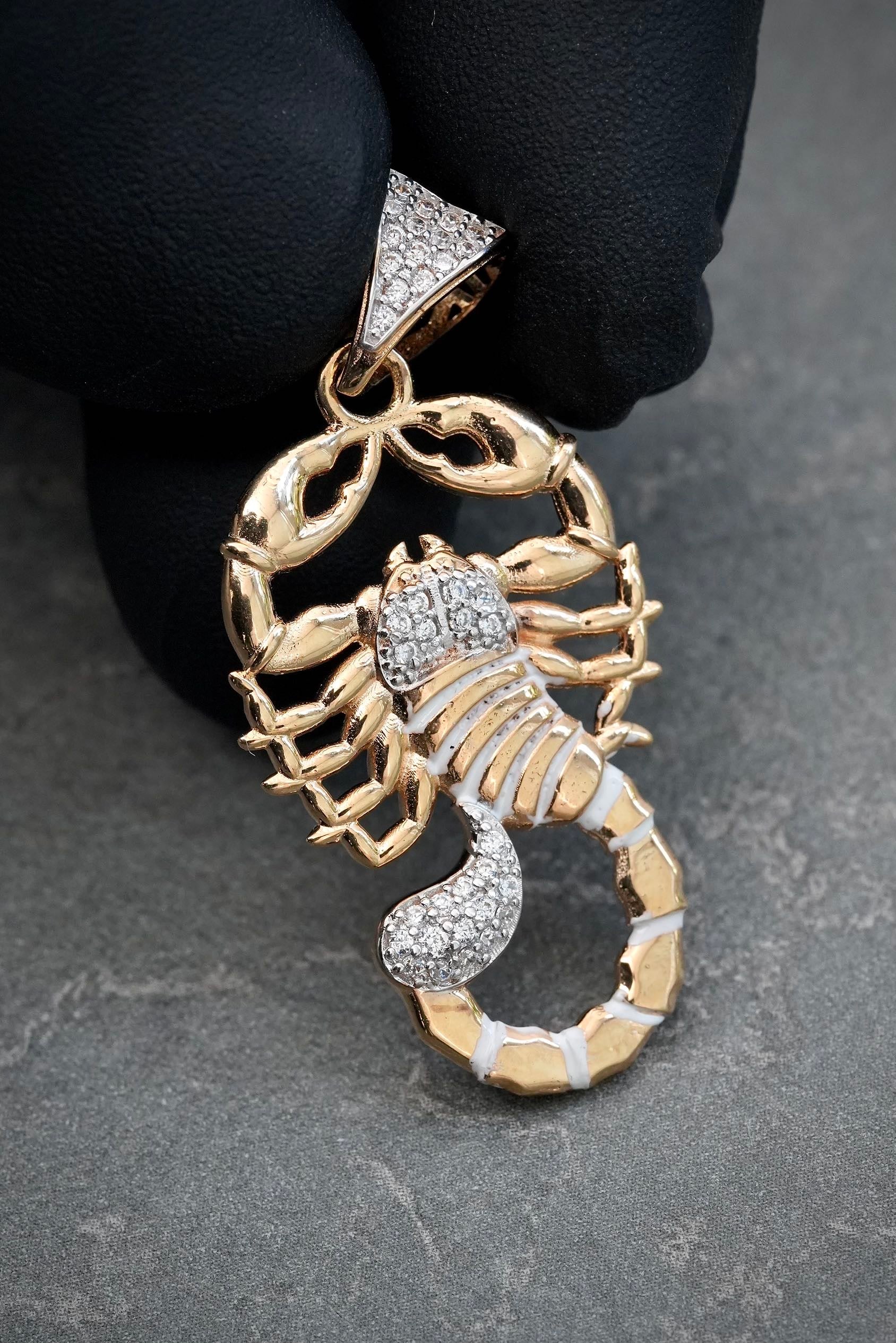 Dije escorpion con swarovski blanco 3.95gr / Largo 3.7cm — Oro Amarillo