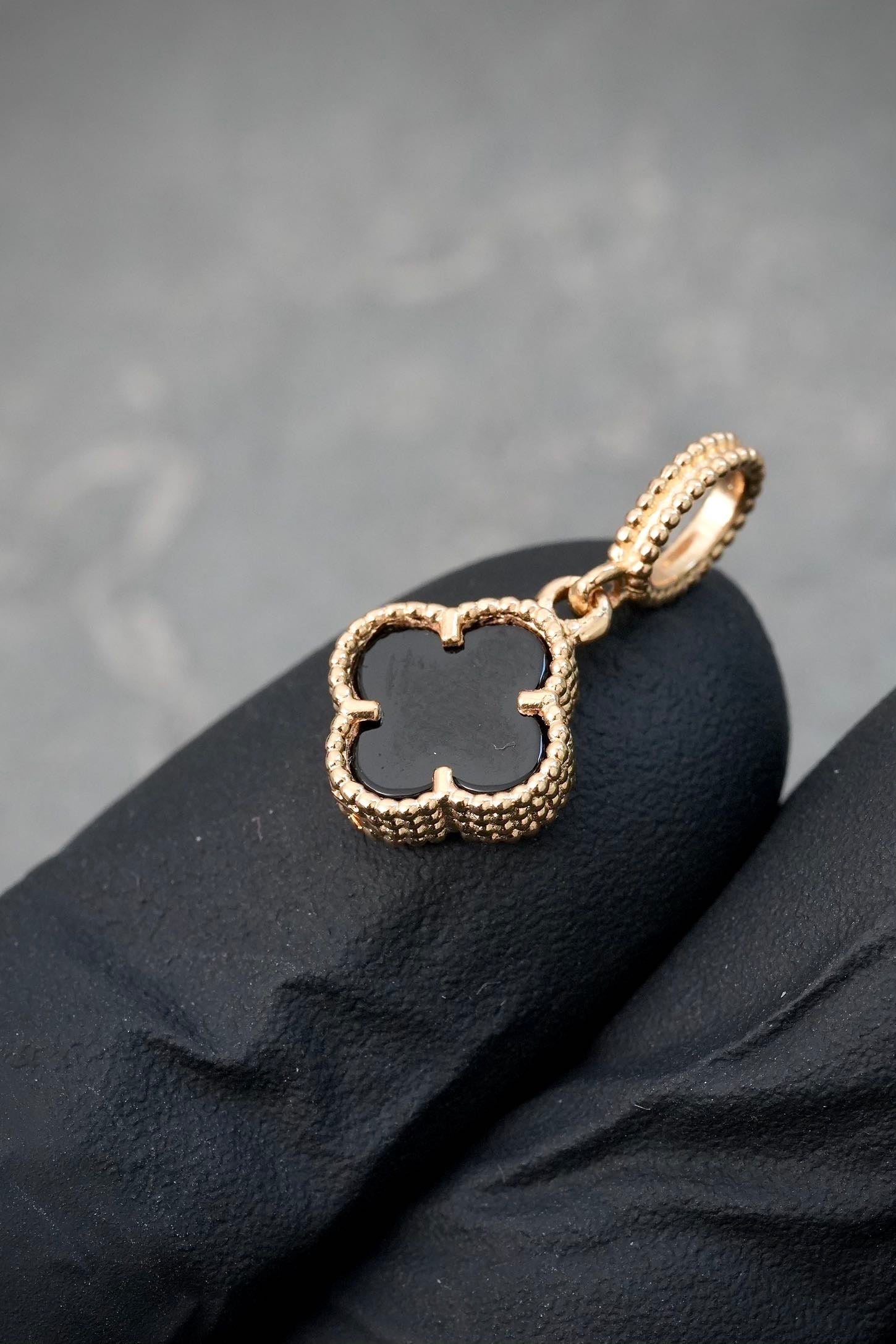 Dije lucky clover piedra negra 0.85gr / Largo 1.5cm / Oro Amarillo Nac M