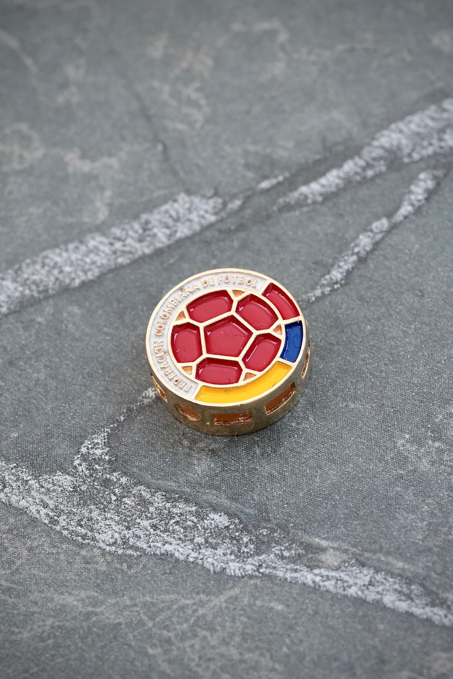 Herraje selección colombia 2.7gr / Largo 1.2cm / Oro Amarillo Nac B