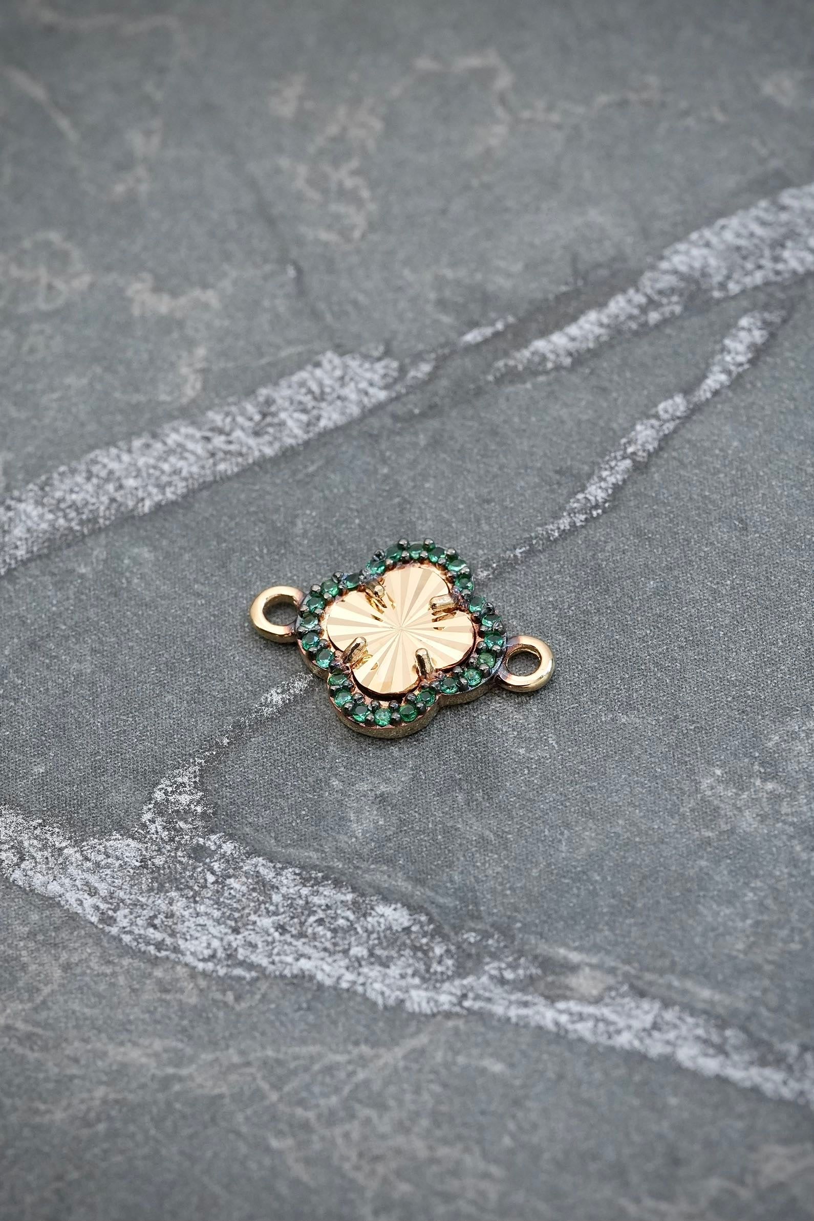 Herraje lucky clover diamantado con swarovski verde 0.6gr / Largo 1.3cm / Oro Amarillo Nac B