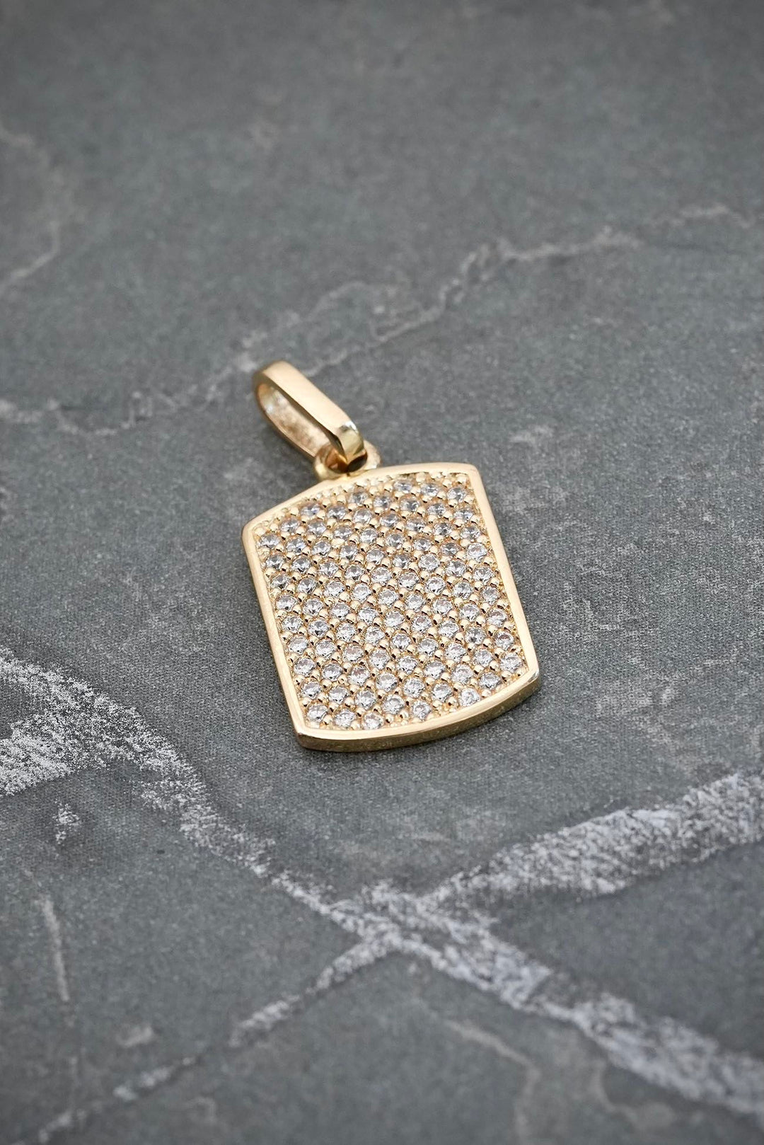 Dije placa con swarovski blanco 1.95gr / Largo 2.2cm — Oro Amarillo