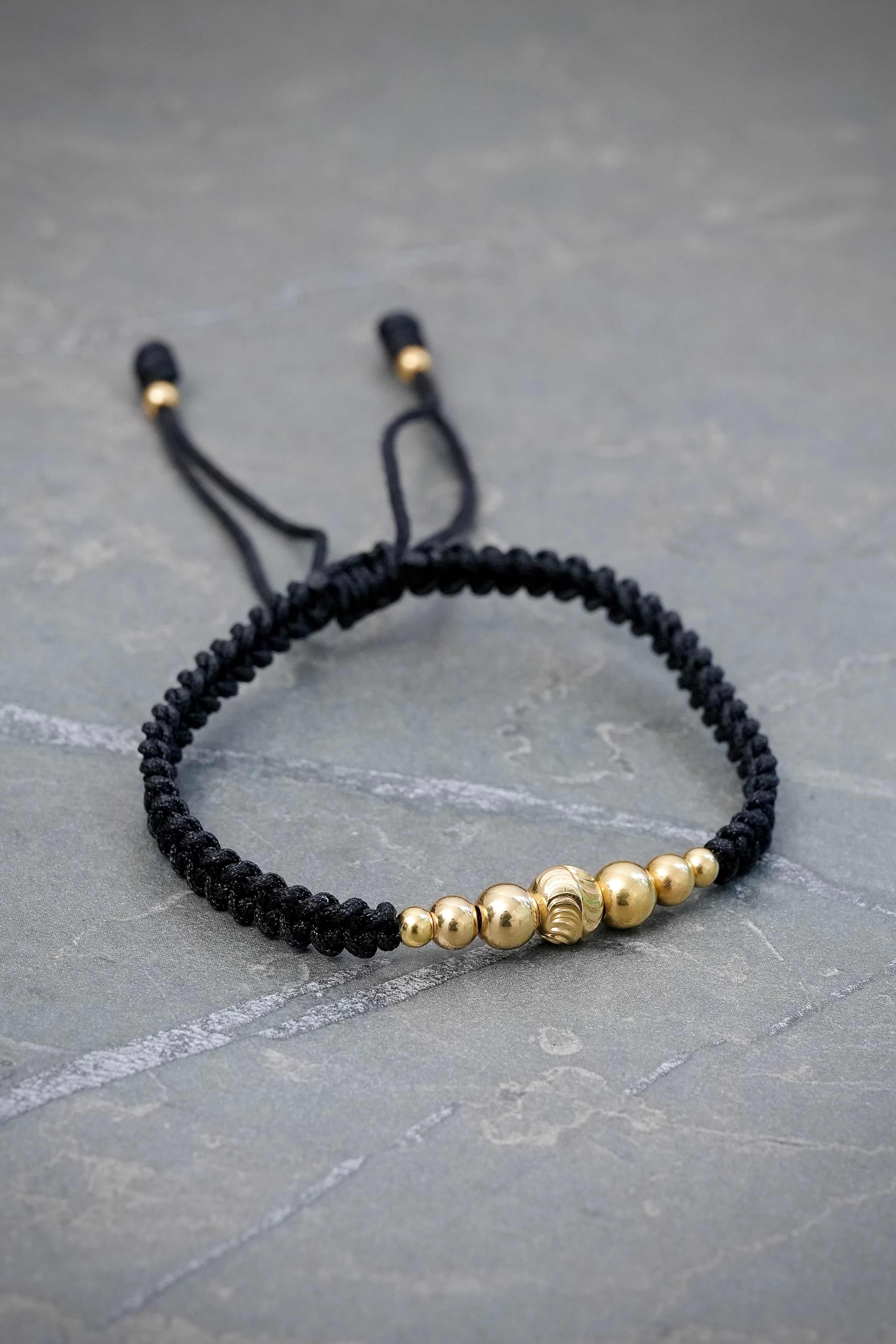 Pulsera en Hilo Negro con Bolas Lisas y Diamantada 0.95gr — Oro Amarillo