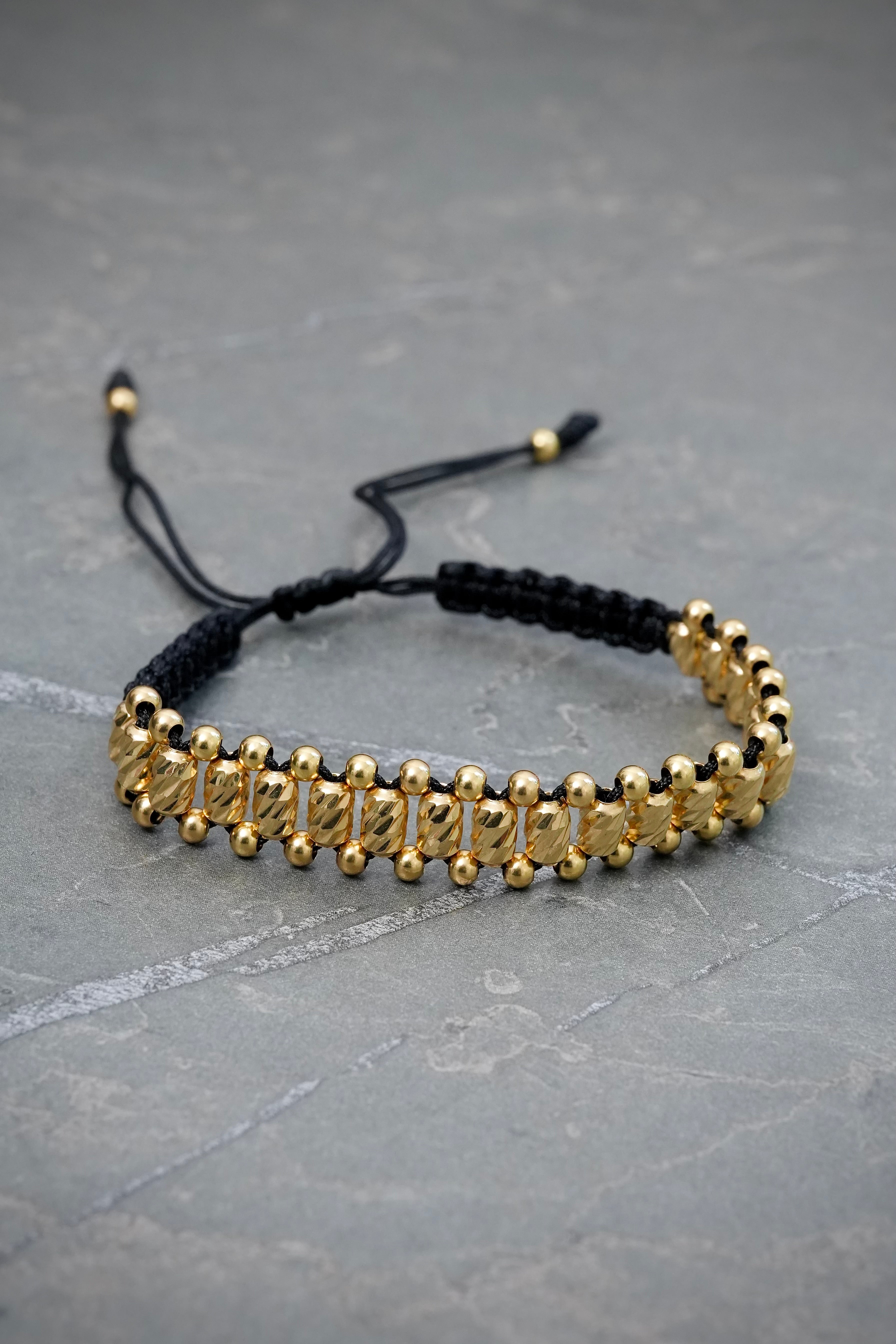 Pulsera en Hilo Negro con Herrajes y Bolas Lisas 5.3gr — Oro Amarillo