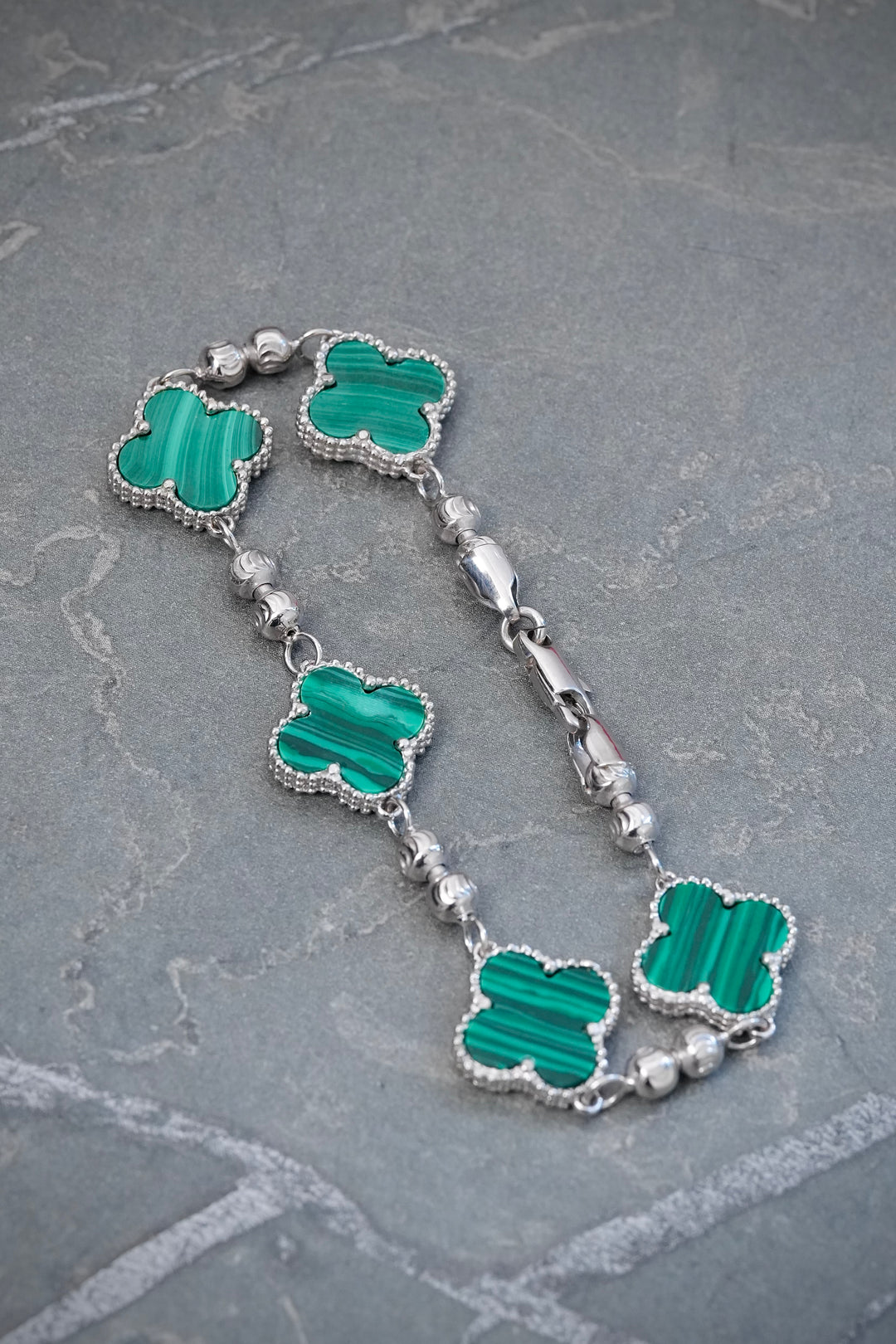 Pulso Lucky Clover Piedra Verde 11.5gr / 18cm / 14mm — Oro Blanco